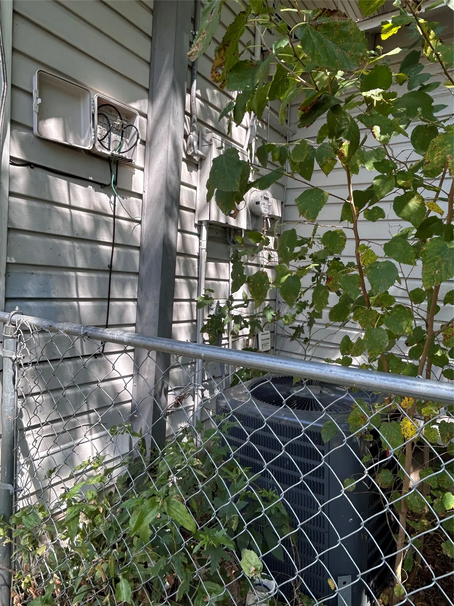 Single Family Residence For Sale in Grayson County , 615 S Throckmorton Street, Sherman, Texas 75090, 3 Bedroom, 2 Bathroom, Garage spaces, 1,278 Sqft, built in 1925, mls#21386553, Real Estate Agent in Sherman, Homes For Sale in Grayson county, Homes For Sale in Sherman, Realtor in Sherman Texas, Real Estate Brokerage Independent Realty Texas, Luminita Cordes Realtor