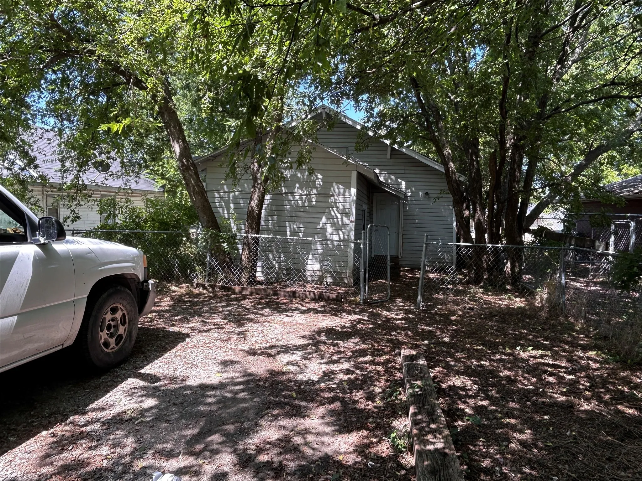 Single Family Residence For Sale in Grayson County , 615 S Throckmorton Street, Sherman, Texas 75090, 3 Bedroom, 2 Bathroom, Garage spaces, 1,278 Sqft, built in 1925, mls#21386553, Real Estate Agent in Sherman, Homes For Sale in Grayson county, Homes For Sale in Sherman, Realtor in Sherman Texas, Real Estate Brokerage Independent Realty Texas, Luminita Cordes Realtor