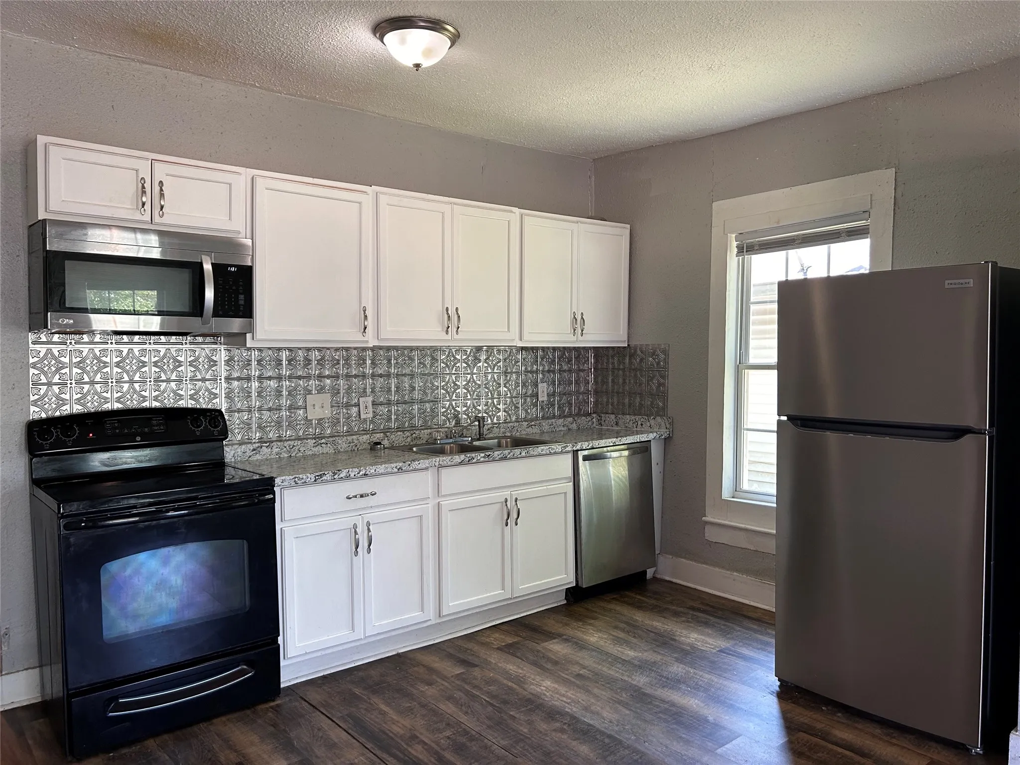 Single Family Residence For Sale in Grayson County , 615 S Throckmorton Street, Sherman, Texas 75090, 3 Bedroom, 2 Bathroom, Garage spaces, 1,278 Sqft, built in 1925, mls#21386553, Real Estate Agent in Sherman, Homes For Sale in Grayson county, Homes For Sale in Sherman, Realtor in Sherman Texas, Real Estate Brokerage Independent Realty Texas, Luminita Cordes Realtor