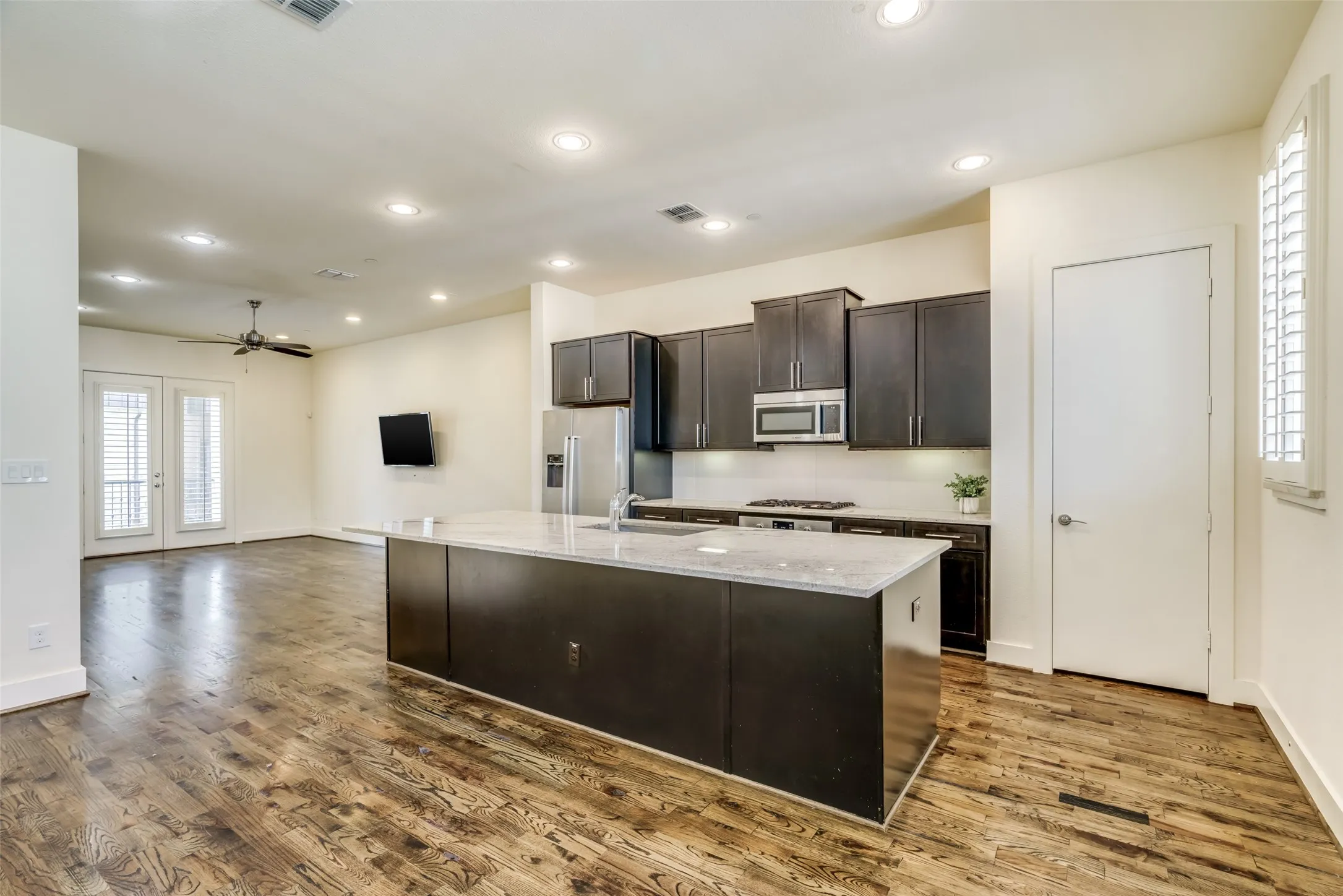 Condominium For Rent in Dallas County , 4211 Rawlins Street 644, Dallas, Texas 75219, 3 Bedroom, 4 Bathroom, 2 Garage spaces, 2,023 Sqft, built in 2014, mls#21386560, Real Estate Agent in Dallas, Homes For Rent in Dallas county, Homes For Rent in Dallas, Realtor in Dallas Texas, Real Estate Brokerage Independent Realty Texas, Luminita Cordes Realtor