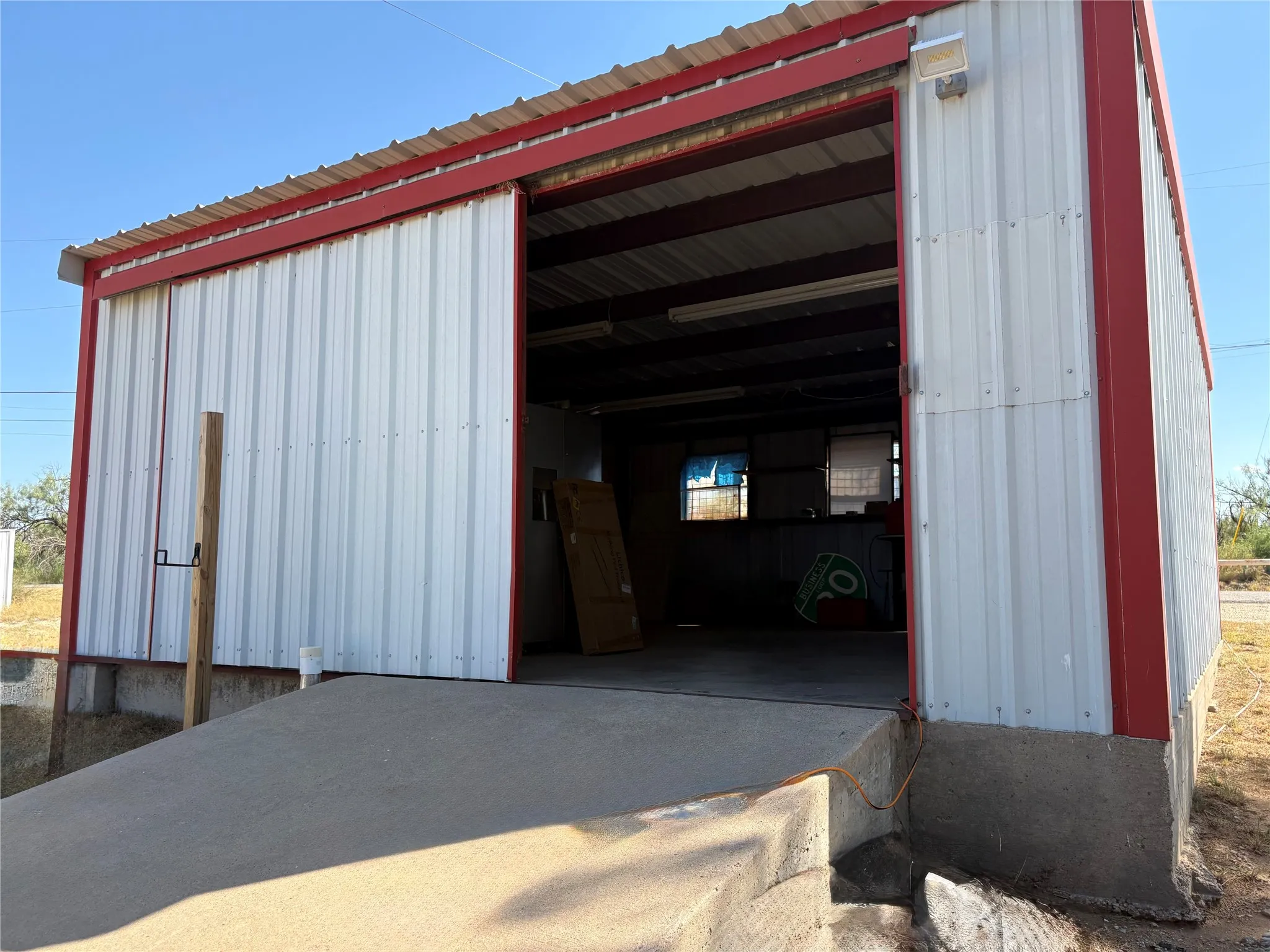 Single Family Residence For Sale in Mitchell County , 2116 LCR 252, Colorado City, Texas 79512, 2 Bedroom, 2 Bathroom, Garage spaces, 1,063 Sqft, built in 1960, mls#21385475, Real Estate Agent in Colorado City, Homes For Sale in Mitchell county, Homes For Sale in Colorado City, Realtor in Colorado City Texas, Real Estate Brokerage Independent Realty Texas, Luminita Cordes Realtor