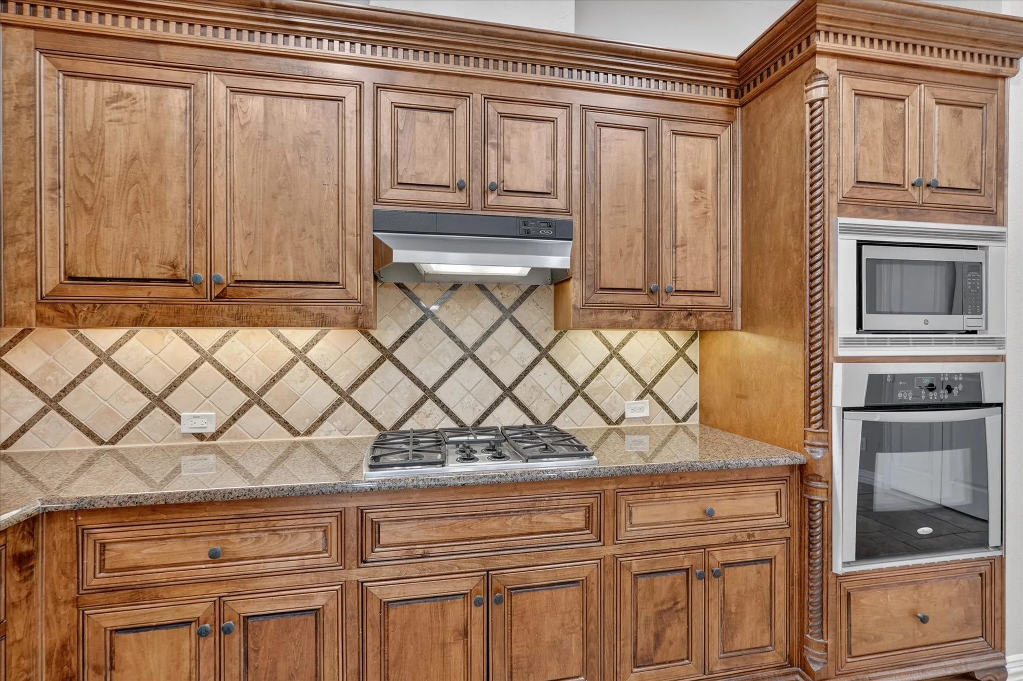 Single Family Residence For Sale in Dallas County , 2024 S Hill Drive, Irving, Texas 75038, 4 Bedroom, 3 Bathroom, 2 Garage spaces, 2,664 Sqft, built in 2006, mls#21385828, Real Estate Agent in Irving, Homes For Sale in Dallas county, Homes For Sale in Irving, Realtor in Irving Texas, Real Estate Brokerage Independent Realty Texas, Luminita Cordes Realtor