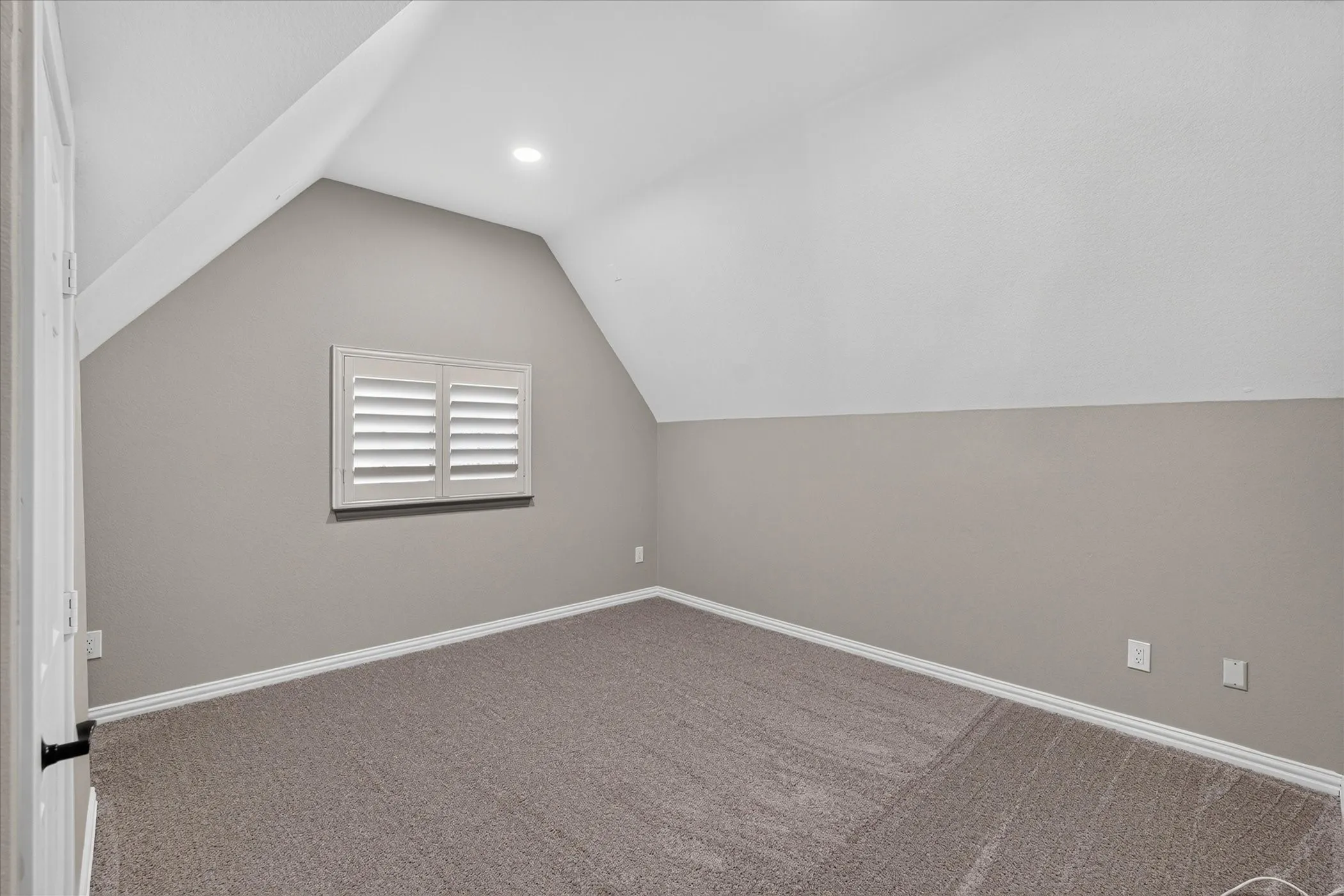 Single Family Residence For Sale in Dallas County , 2024 S Hill Drive, Irving, Texas 75038, 4 Bedroom, 3 Bathroom, 2 Garage spaces, 2,664 Sqft, built in 2006, mls#21385828, Real Estate Agent in Irving, Homes For Sale in Dallas county, Homes For Sale in Irving, Realtor in Irving Texas, Real Estate Brokerage Independent Realty Texas, Luminita Cordes Realtor
