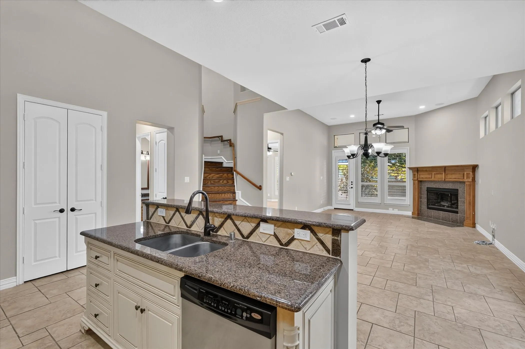Single Family Residence For Sale in Dallas County , 2024 S Hill Drive, Irving, Texas 75038, 4 Bedroom, 3 Bathroom, 2 Garage spaces, 2,664 Sqft, built in 2006, mls#21385828, Real Estate Agent in Irving, Homes For Sale in Dallas county, Homes For Sale in Irving, Realtor in Irving Texas, Real Estate Brokerage Independent Realty Texas, Luminita Cordes Realtor
