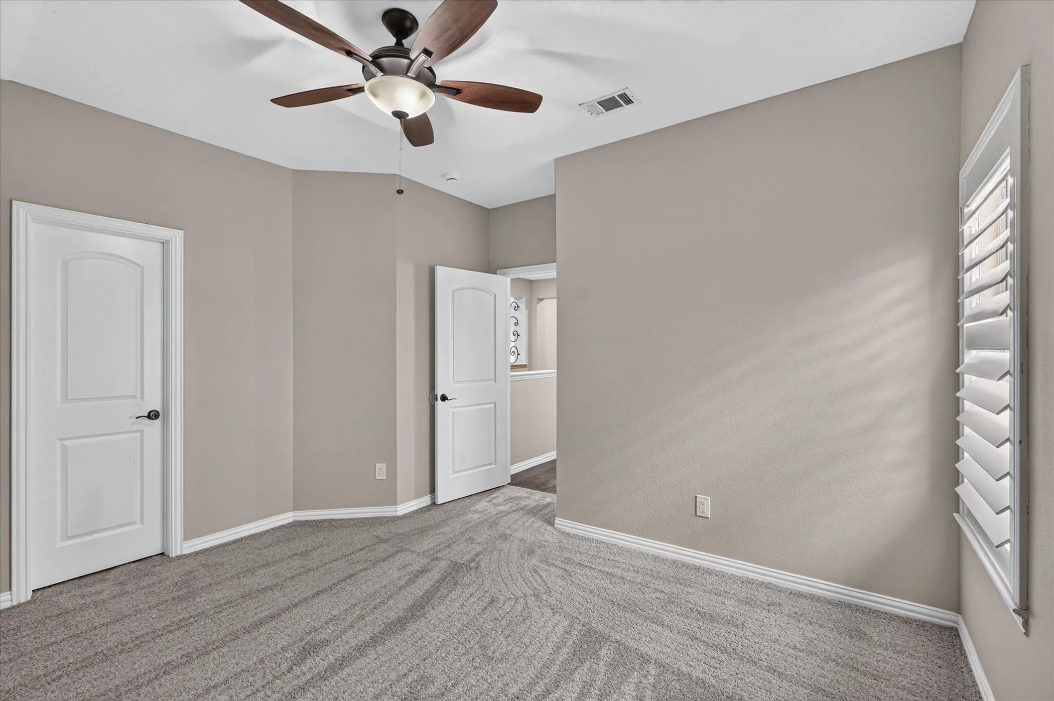 Single Family Residence For Sale in Dallas County , 2024 S Hill Drive, Irving, Texas 75038, 4 Bedroom, 3 Bathroom, 2 Garage spaces, 2,664 Sqft, built in 2006, mls#21385828, Real Estate Agent in Irving, Homes For Sale in Dallas county, Homes For Sale in Irving, Realtor in Irving Texas, Real Estate Brokerage Independent Realty Texas, Luminita Cordes Realtor