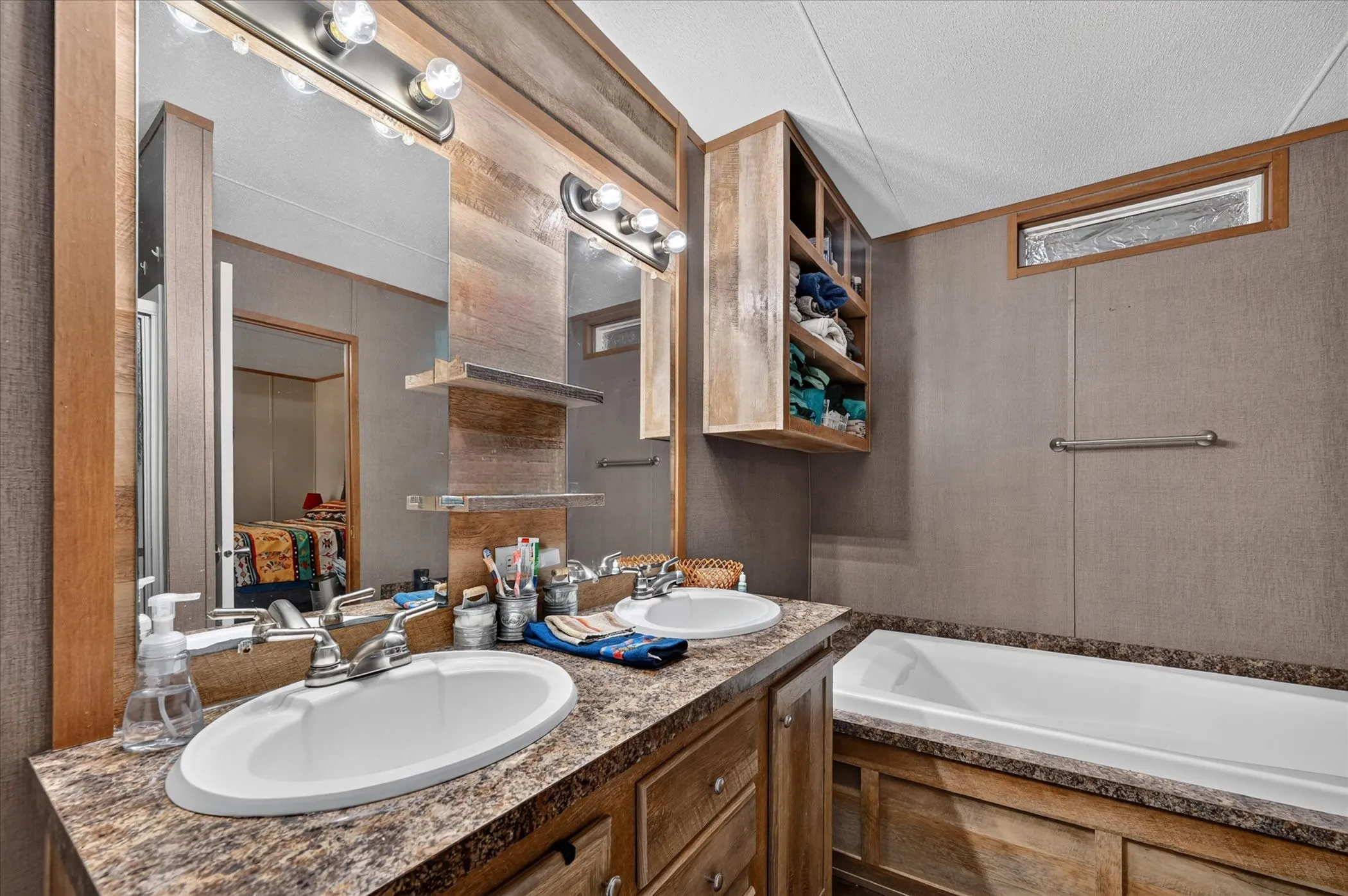 Mobile Home For Sale in Fannin County , 913 County Road 4232, Bonham, Texas 75418, 3 Bedroom, 2 Bathroom, Garage spaces, 1,216 Sqft, built in 2016, mls#21386473, Real Estate Agent in Bonham, Homes For Sale in Fannin county, Homes For Sale in Bonham, Realtor in Bonham Texas, Real Estate Brokerage Independent Realty Texas, Luminita Cordes Realtor