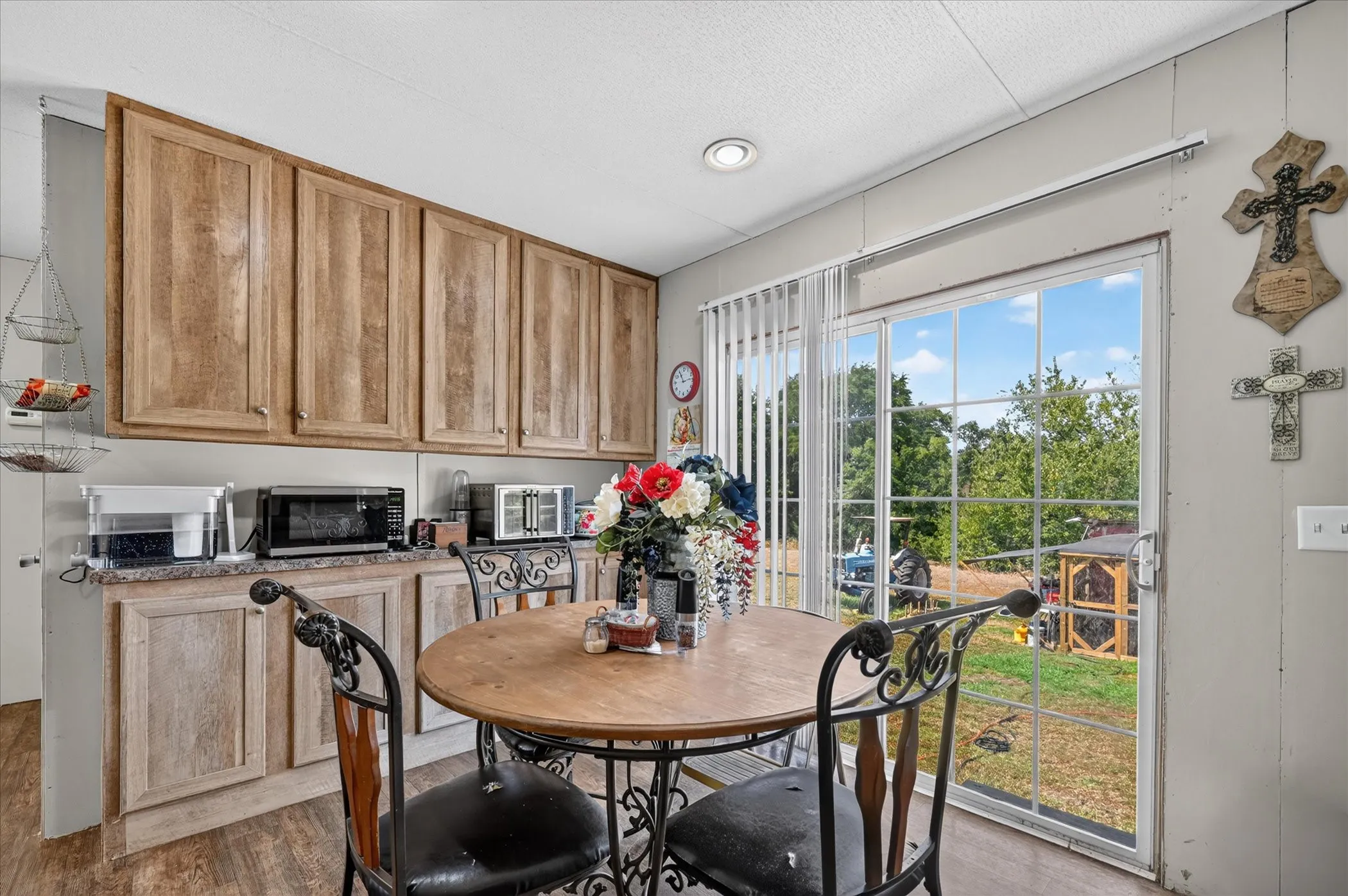 Mobile Home For Sale in Fannin County , 913 County Road 4232, Bonham, Texas 75418, 3 Bedroom, 2 Bathroom, Garage spaces, 1,216 Sqft, built in 2016, mls#21386473, Real Estate Agent in Bonham, Homes For Sale in Fannin county, Homes For Sale in Bonham, Realtor in Bonham Texas, Real Estate Brokerage Independent Realty Texas, Luminita Cordes Realtor