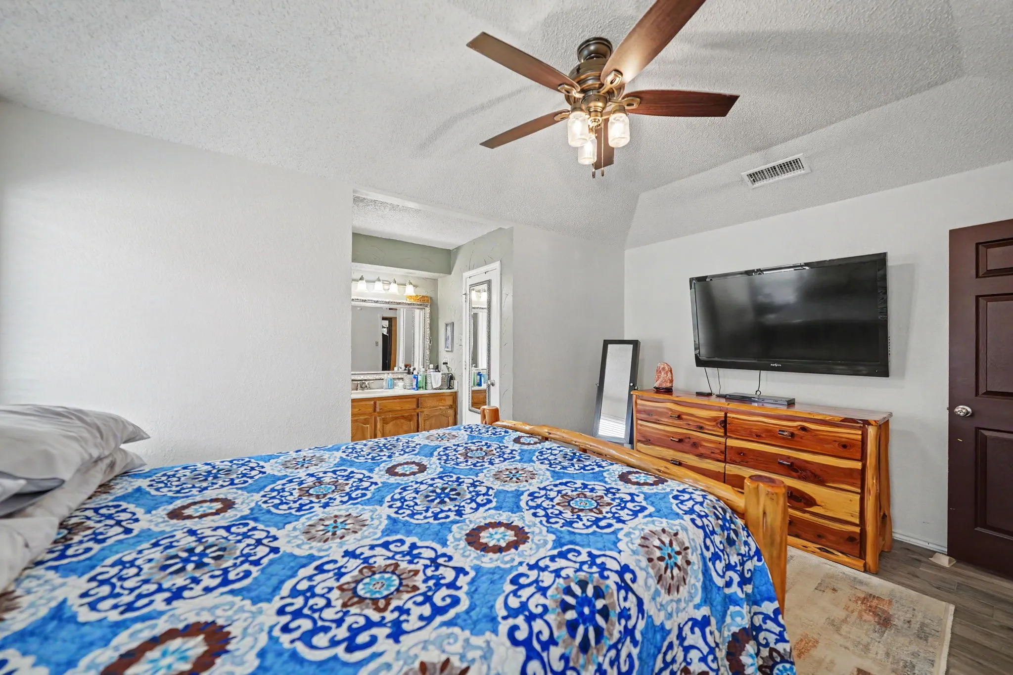 Vaulted ceiling with a ceiling fan light fixture