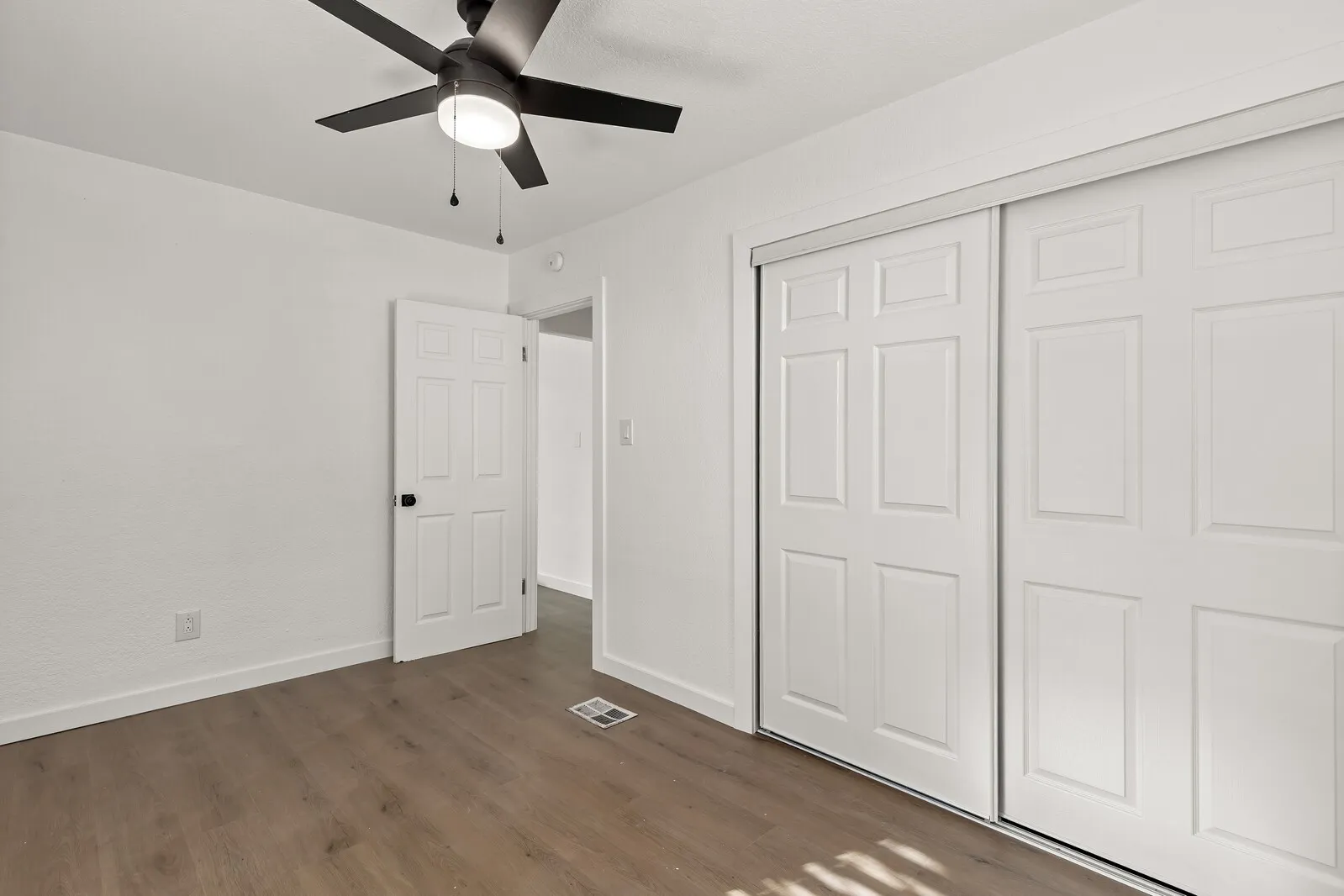 Single Family Residence For Sale in Mc Lennan County , 3004 N 15th A Street, Waco, Texas 76708, 3 Bedroom, 2 Bathroom, Garage spaces, 1,125 Sqft, built in 1950, mls#21385453, Real Estate Agent in Waco, Homes For Sale in Mc Lennan county, Homes For Sale in Waco, Realtor in Waco Texas, Real Estate Brokerage Independent Realty Texas, Luminita Cordes Realtor