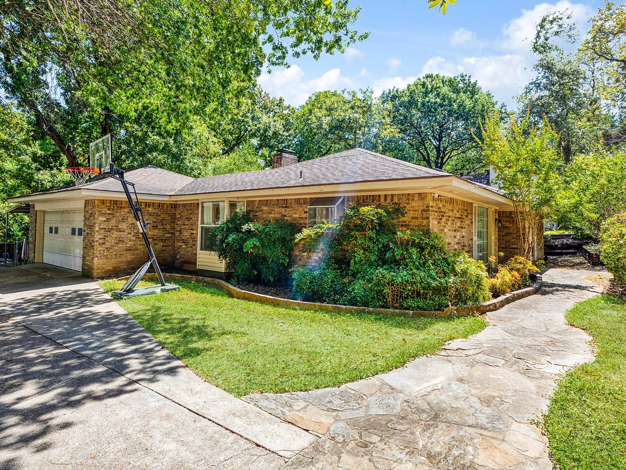 Single Family Residence For Sale in Dallas County , 1218 Bow Creek Drive, Duncanville, Texas 75116, 3 Bedroom, 2 Bathroom, 2 Garage spaces, 1,672 Sqft, built in 1973, mls#21385577, Real Estate Agent in Duncanville, Homes For Sale in Dallas county, Homes For Sale in Duncanville, Realtor in Duncanville Texas, Real Estate Brokerage Independent Realty Texas, Luminita Cordes Realtor