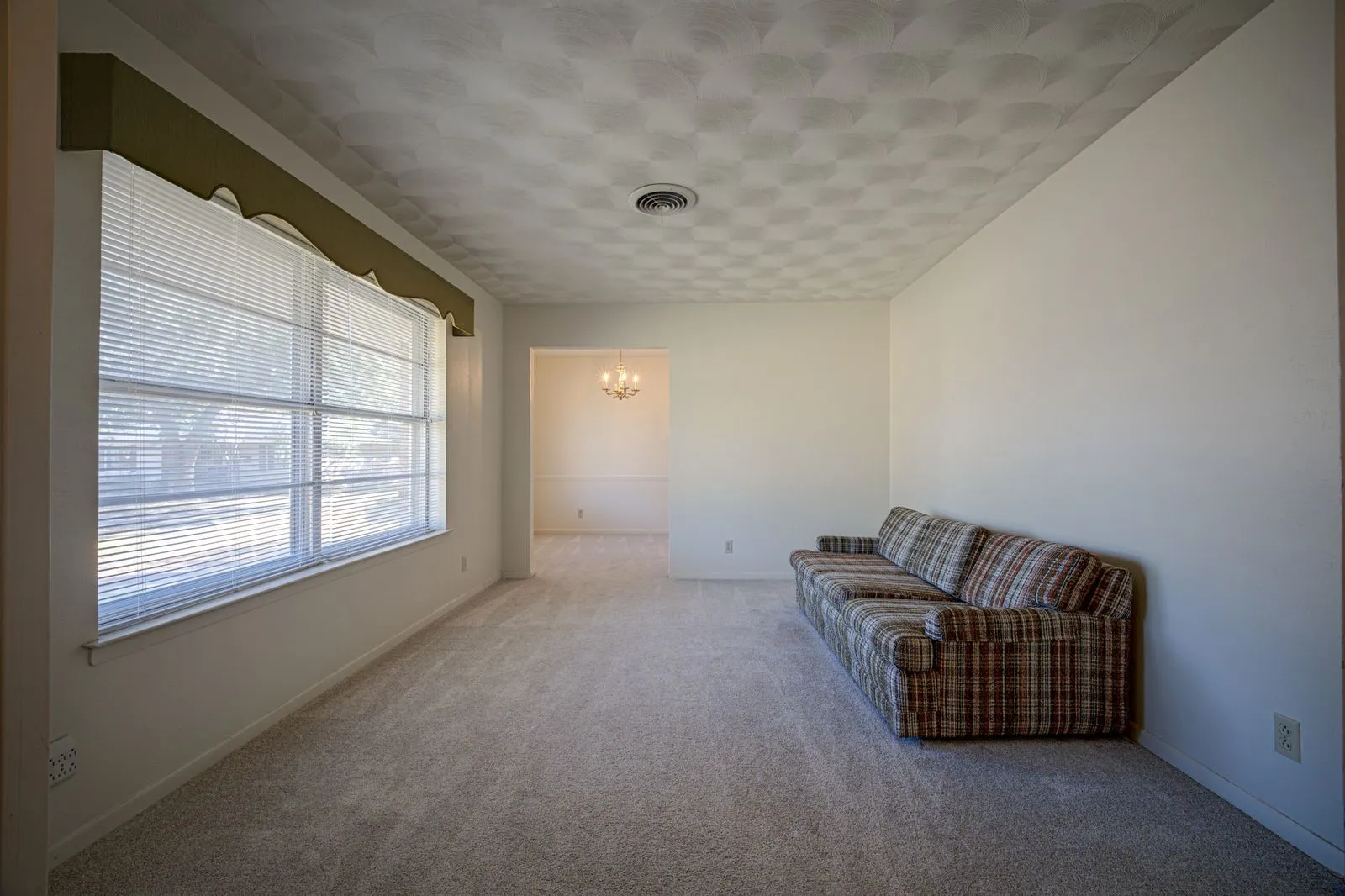 Single Family Residence For Sale in Dallas County , 1120 Atlanta Circle, Garland, Texas 75041, 3 Bedroom, 2 Bathroom, 4 Garage spaces, 1,779 Sqft, built in 1963, mls#21385954, Real Estate Agent in Garland, Homes For Sale in Dallas county, Homes For Sale in Garland, Realtor in Garland Texas, Real Estate Brokerage Independent Realty Texas, Luminita Cordes Realtor