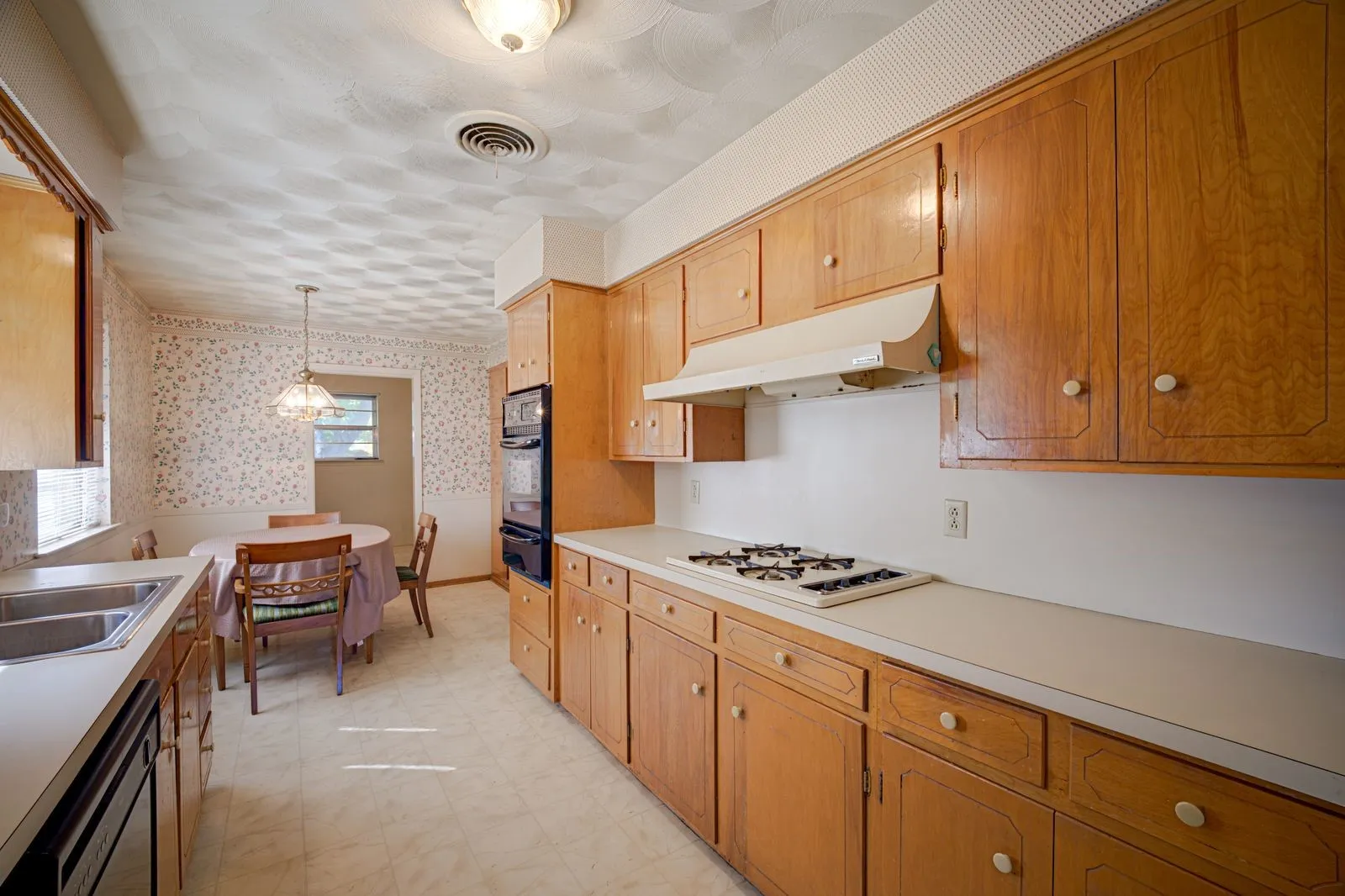 Single Family Residence For Sale in Dallas County , 1120 Atlanta Circle, Garland, Texas 75041, 3 Bedroom, 2 Bathroom, 4 Garage spaces, 1,779 Sqft, built in 1963, mls#21385954, Real Estate Agent in Garland, Homes For Sale in Dallas county, Homes For Sale in Garland, Realtor in Garland Texas, Real Estate Brokerage Independent Realty Texas, Luminita Cordes Realtor