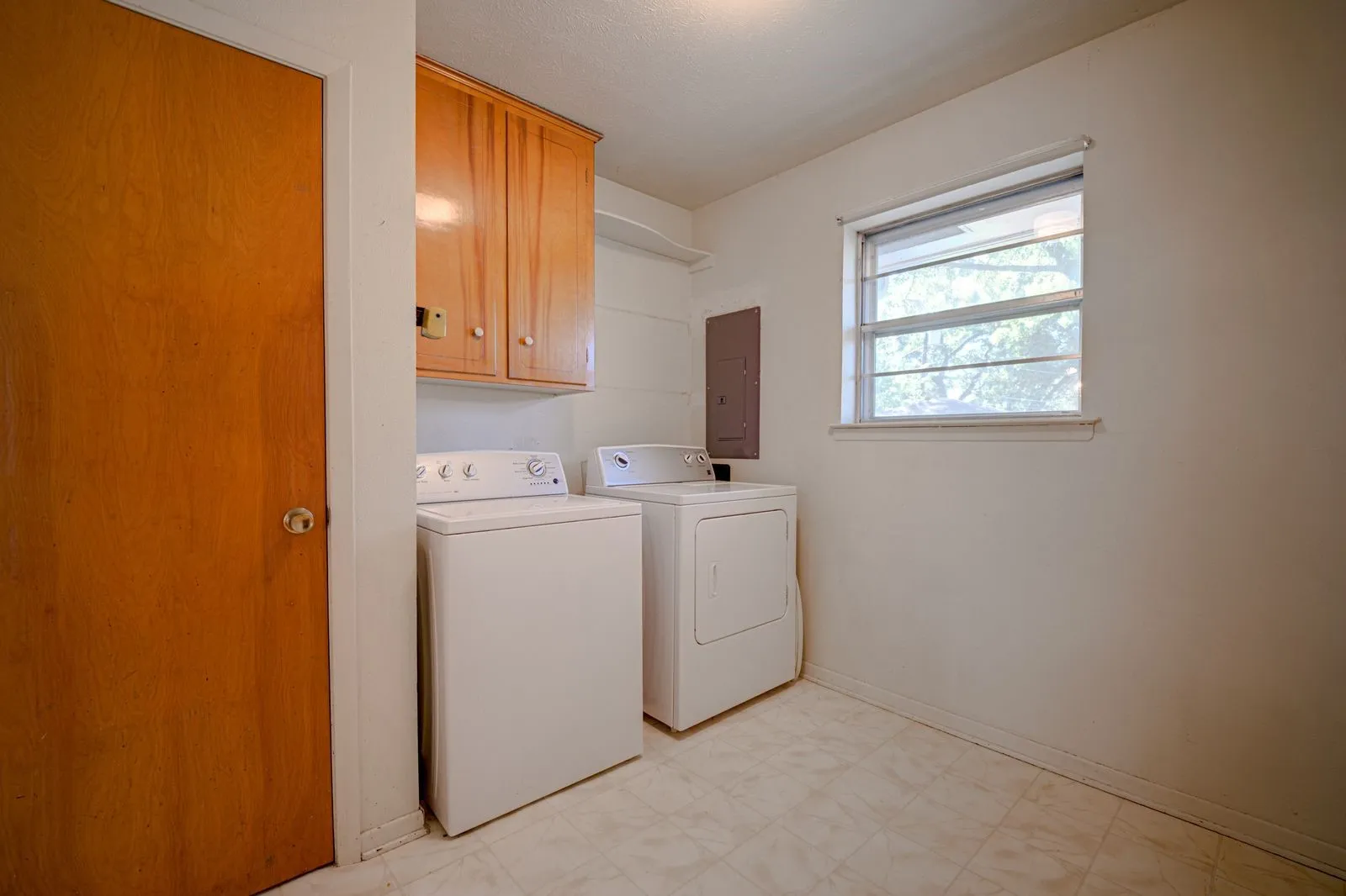 Single Family Residence For Sale in Dallas County , 1120 Atlanta Circle, Garland, Texas 75041, 3 Bedroom, 2 Bathroom, 4 Garage spaces, 1,779 Sqft, built in 1963, mls#21385954, Real Estate Agent in Garland, Homes For Sale in Dallas county, Homes For Sale in Garland, Realtor in Garland Texas, Real Estate Brokerage Independent Realty Texas, Luminita Cordes Realtor
