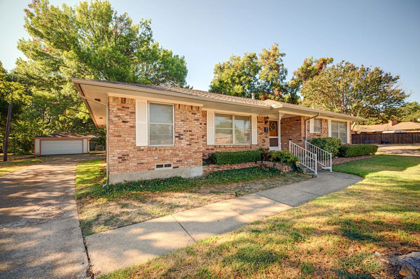 Single Family Residence For Sale in Dallas County , 1120 Atlanta Circle, Garland, Texas 75041, 3 Bedroom, 2 Bathroom, 4 Garage spaces, 1,779 Sqft, built in 1963, mls#21385954, Real Estate Agent in Garland, Homes For Sale in Dallas county, Homes For Sale in Garland, Realtor in Garland Texas, Real Estate Brokerage Independent Realty Texas, Luminita Cordes Realtor