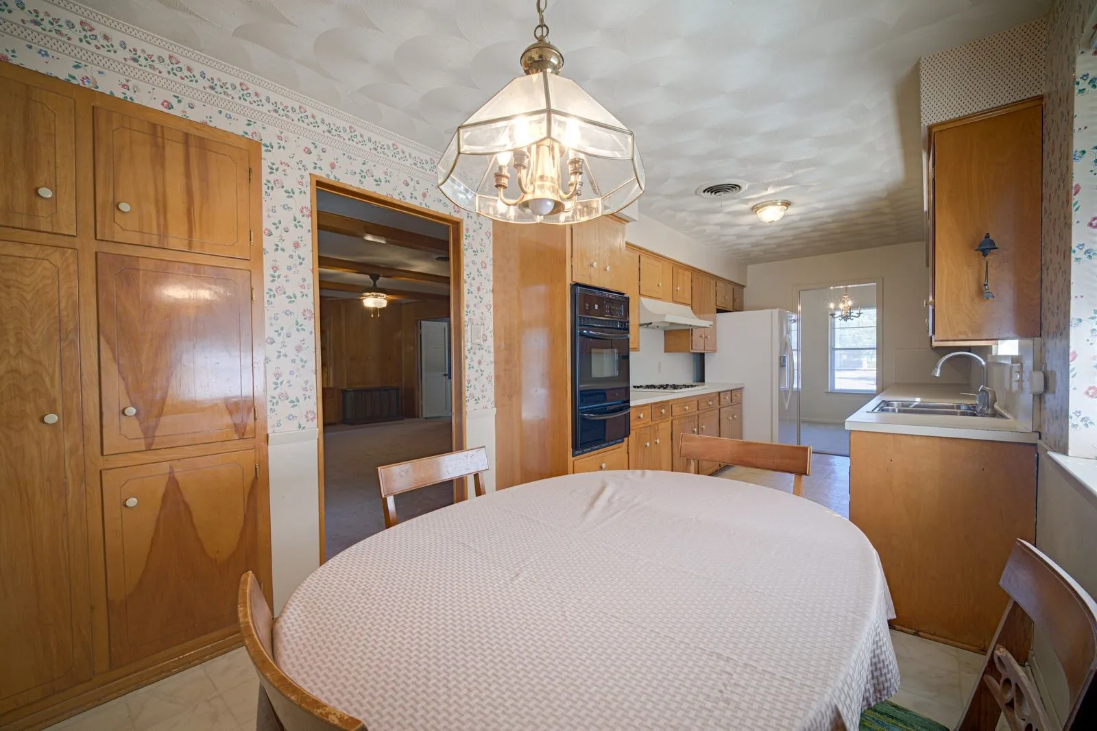 Single Family Residence For Sale in Dallas County , 1120 Atlanta Circle, Garland, Texas 75041, 3 Bedroom, 2 Bathroom, 4 Garage spaces, 1,779 Sqft, built in 1963, mls#21385954, Real Estate Agent in Garland, Homes For Sale in Dallas county, Homes For Sale in Garland, Realtor in Garland Texas, Real Estate Brokerage Independent Realty Texas, Luminita Cordes Realtor