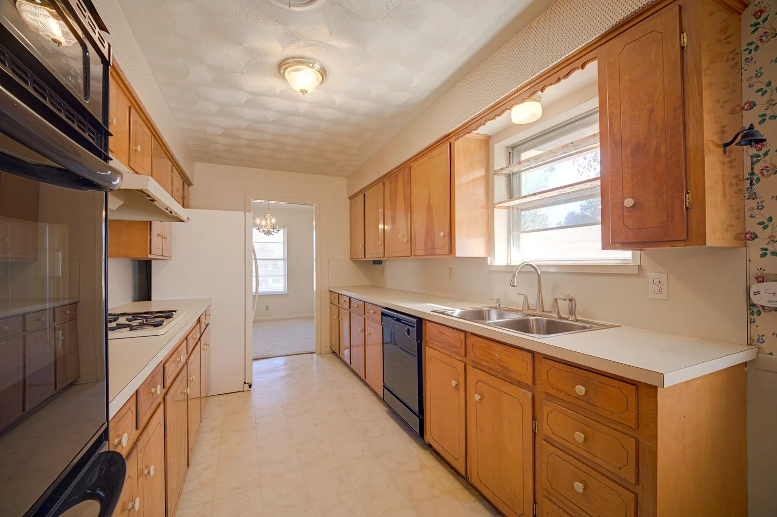 Single Family Residence For Sale in Dallas County , 1120 Atlanta Circle, Garland, Texas 75041, 3 Bedroom, 2 Bathroom, 4 Garage spaces, 1,779 Sqft, built in 1963, mls#21385954, Real Estate Agent in Garland, Homes For Sale in Dallas county, Homes For Sale in Garland, Realtor in Garland Texas, Real Estate Brokerage Independent Realty Texas, Luminita Cordes Realtor