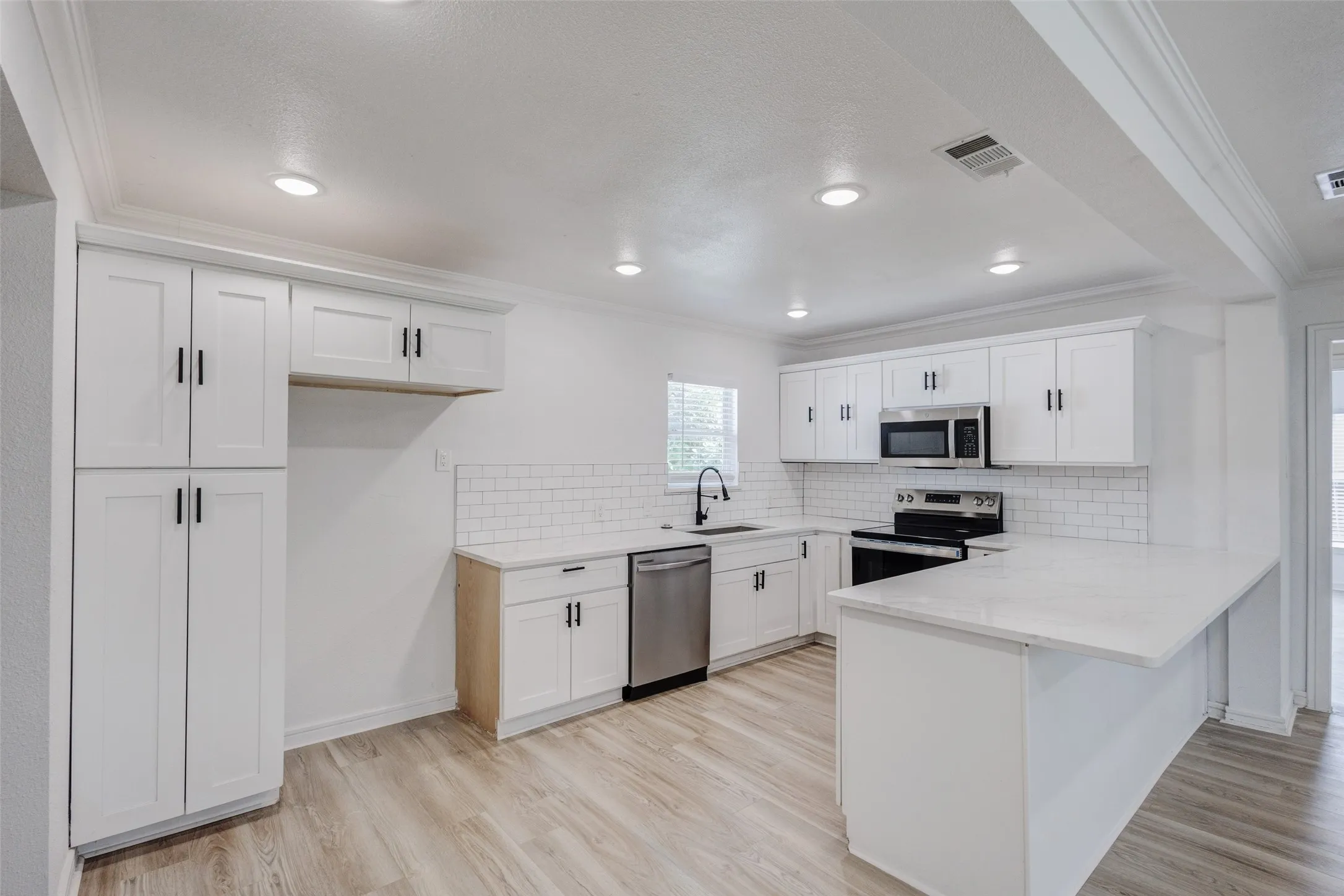 Single Family Residence For Sale in Dallas County , 805 Crockett Street, Garland, Texas 75040, 3 Bedroom, 2 Bathroom, Garage spaces, 1,487 Sqft, built in 1954, mls#21373349, Real Estate Agent in Garland, Homes For Sale in Dallas county, Homes For Sale in Garland, Realtor in Garland Texas, Real Estate Brokerage Independent Realty Texas, Luminita Cordes Realtor