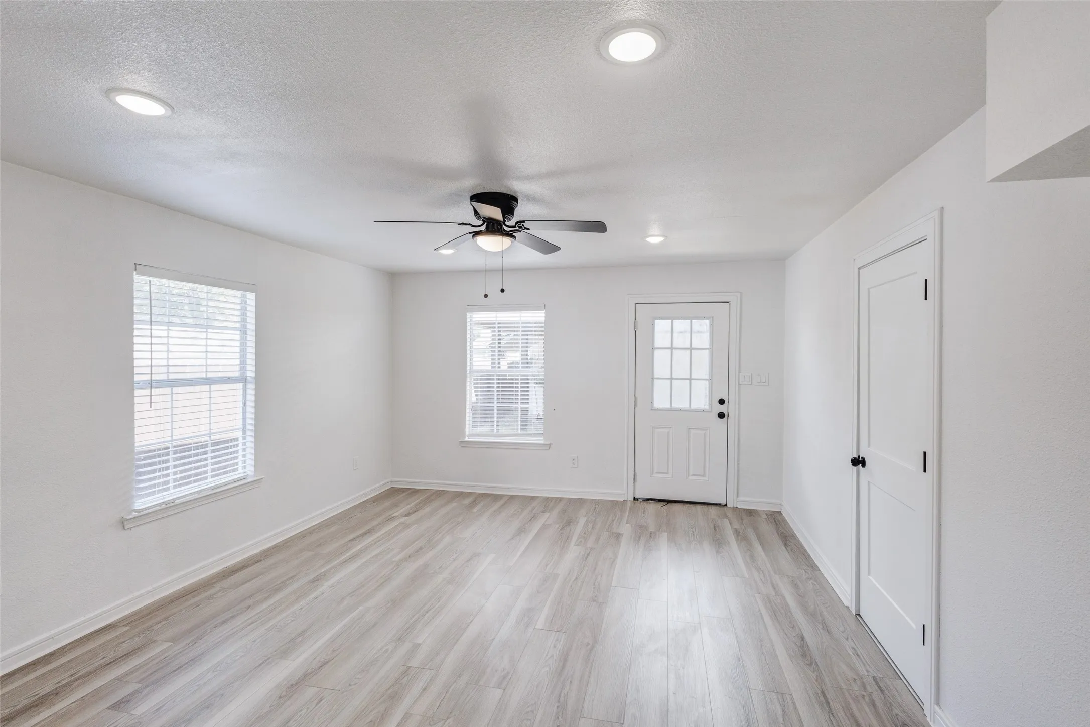 Single Family Residence For Sale in Dallas County , 805 Crockett Street, Garland, Texas 75040, 3 Bedroom, 2 Bathroom, Garage spaces, 1,487 Sqft, built in 1954, mls#21373349, Real Estate Agent in Garland, Homes For Sale in Dallas county, Homes For Sale in Garland, Realtor in Garland Texas, Real Estate Brokerage Independent Realty Texas, Luminita Cordes Realtor