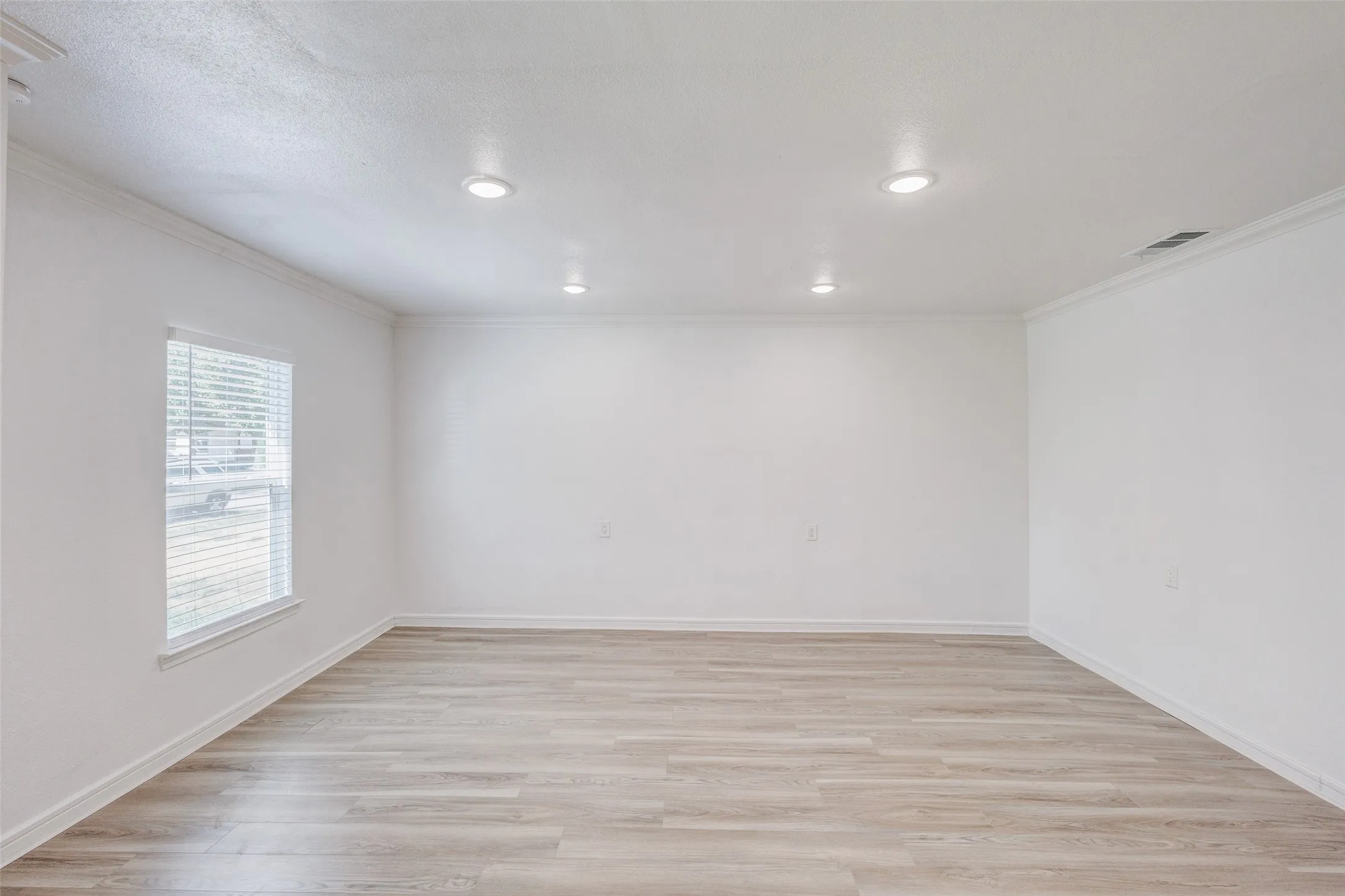 Single Family Residence For Sale in Dallas County , 805 Crockett Street, Garland, Texas 75040, 3 Bedroom, 2 Bathroom, Garage spaces, 1,487 Sqft, built in 1954, mls#21373349, Real Estate Agent in Garland, Homes For Sale in Dallas county, Homes For Sale in Garland, Realtor in Garland Texas, Real Estate Brokerage Independent Realty Texas, Luminita Cordes Realtor