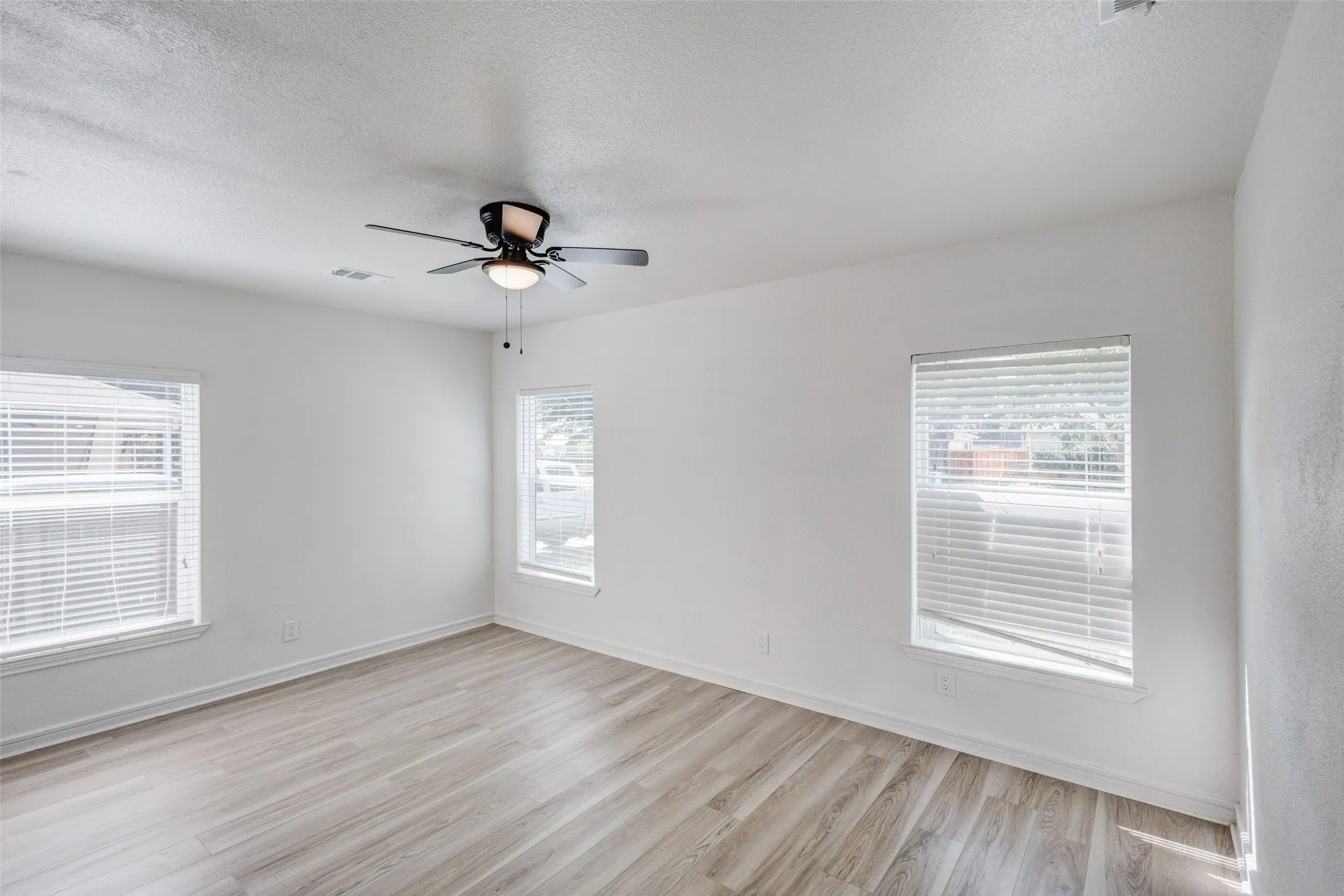 Single Family Residence For Sale in Dallas County , 805 Crockett Street, Garland, Texas 75040, 3 Bedroom, 2 Bathroom, Garage spaces, 1,487 Sqft, built in 1954, mls#21373349, Real Estate Agent in Garland, Homes For Sale in Dallas county, Homes For Sale in Garland, Realtor in Garland Texas, Real Estate Brokerage Independent Realty Texas, Luminita Cordes Realtor