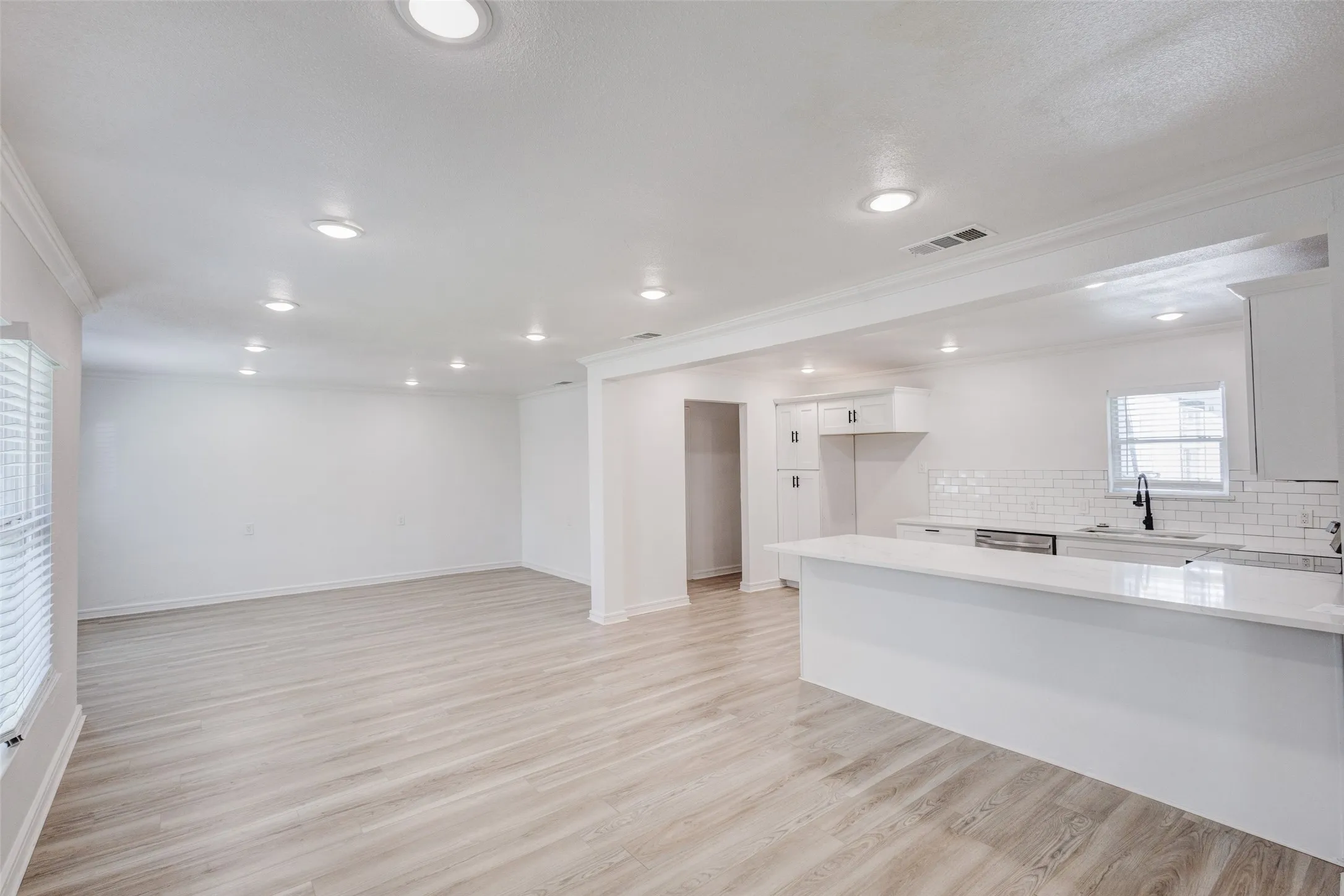 Single Family Residence For Sale in Dallas County , 805 Crockett Street, Garland, Texas 75040, 3 Bedroom, 2 Bathroom, Garage spaces, 1,487 Sqft, built in 1954, mls#21373349, Real Estate Agent in Garland, Homes For Sale in Dallas county, Homes For Sale in Garland, Realtor in Garland Texas, Real Estate Brokerage Independent Realty Texas, Luminita Cordes Realtor