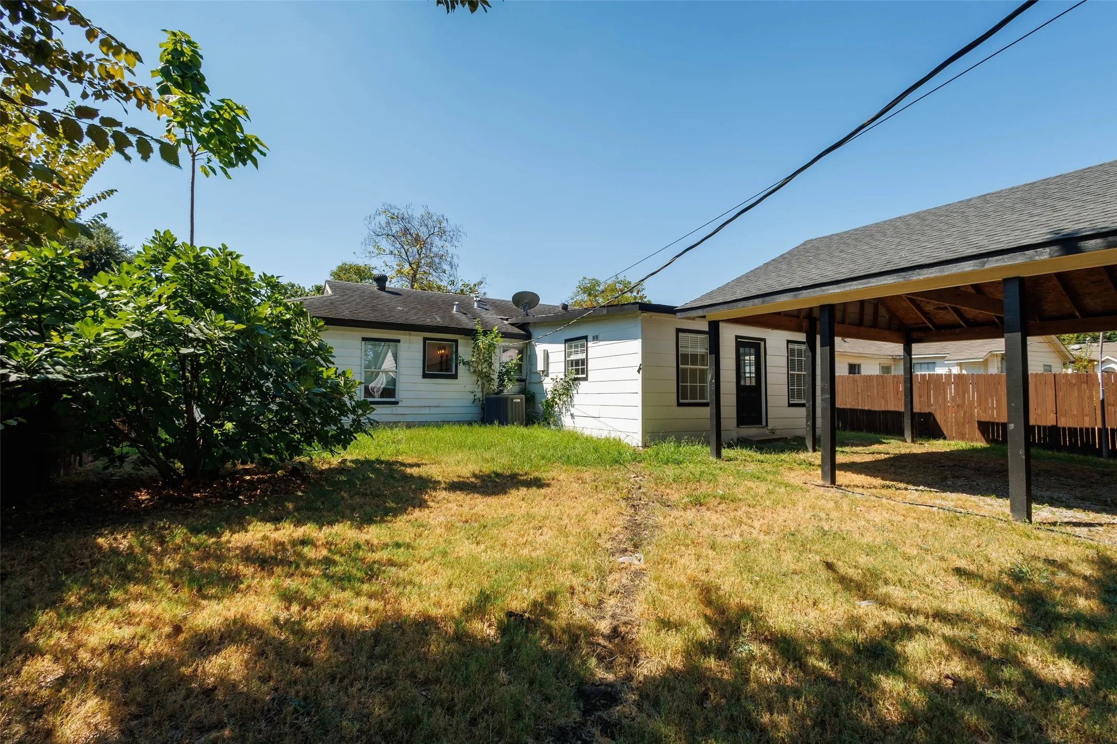 Single Family Residence For Sale in Dallas County , 805 Crockett Street, Garland, Texas 75040, 3 Bedroom, 2 Bathroom, Garage spaces, 1,487 Sqft, built in 1954, mls#21373349, Real Estate Agent in Garland, Homes For Sale in Dallas county, Homes For Sale in Garland, Realtor in Garland Texas, Real Estate Brokerage Independent Realty Texas, Luminita Cordes Realtor