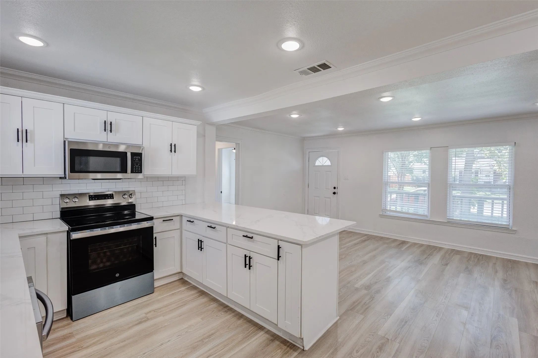 Single Family Residence For Sale in Dallas County , 805 Crockett Street, Garland, Texas 75040, 3 Bedroom, 2 Bathroom, Garage spaces, 1,487 Sqft, built in 1954, mls#21373349, Real Estate Agent in Garland, Homes For Sale in Dallas county, Homes For Sale in Garland, Realtor in Garland Texas, Real Estate Brokerage Independent Realty Texas, Luminita Cordes Realtor