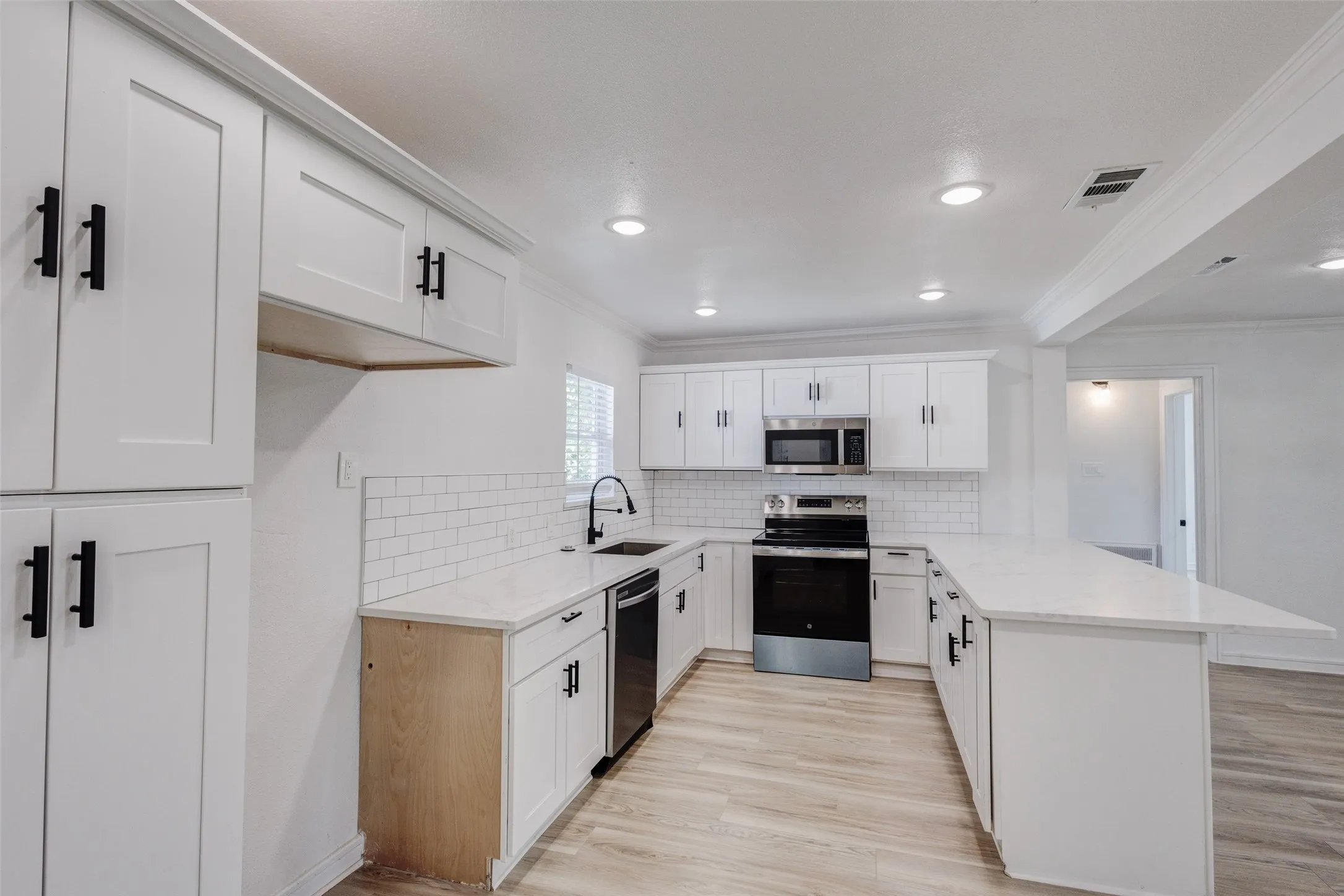 Single Family Residence For Sale in Dallas County , 805 Crockett Street, Garland, Texas 75040, 3 Bedroom, 2 Bathroom, Garage spaces, 1,487 Sqft, built in 1954, mls#21373349, Real Estate Agent in Garland, Homes For Sale in Dallas county, Homes For Sale in Garland, Realtor in Garland Texas, Real Estate Brokerage Independent Realty Texas, Luminita Cordes Realtor