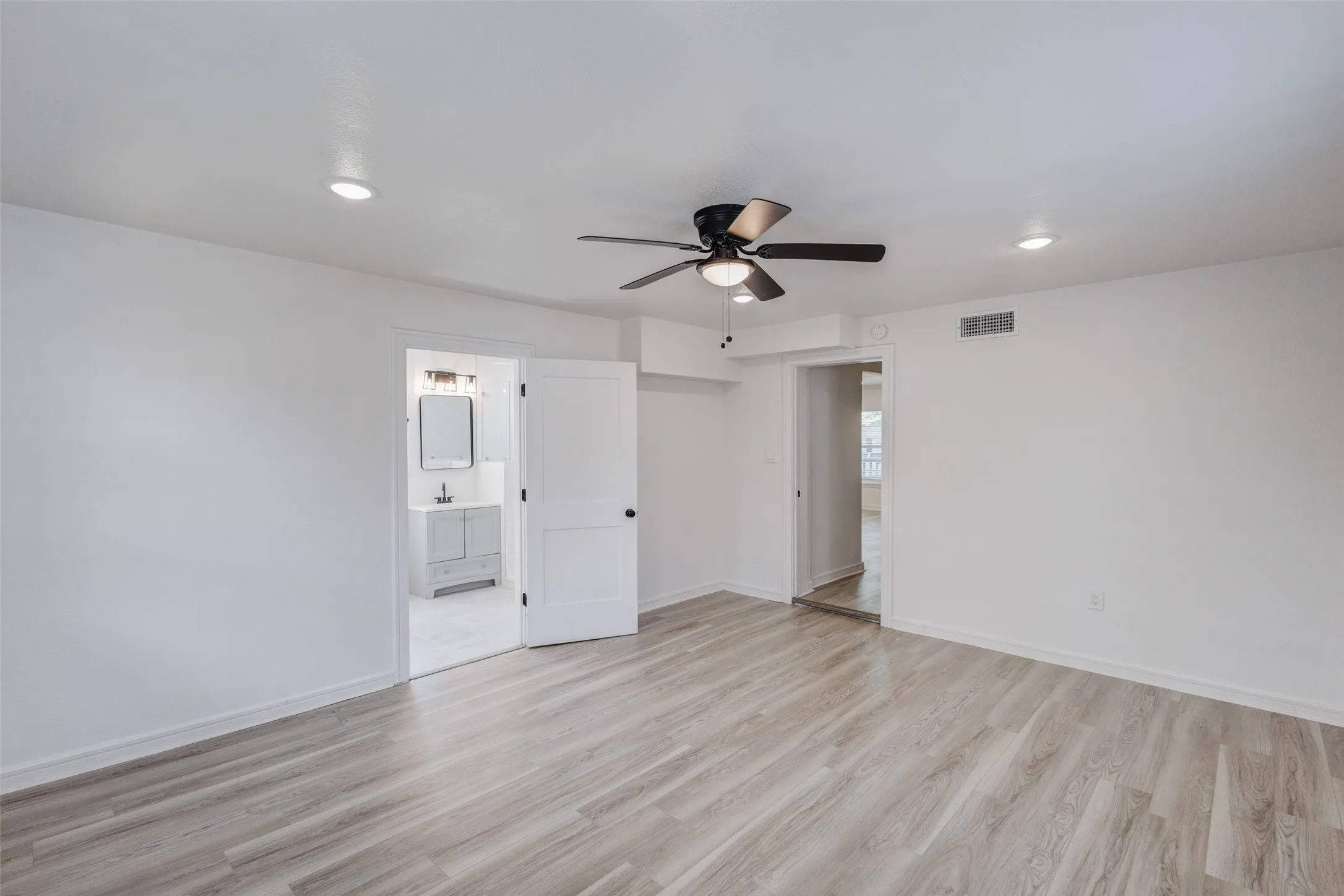 Single Family Residence For Sale in Dallas County , 805 Crockett Street, Garland, Texas 75040, 3 Bedroom, 2 Bathroom, Garage spaces, 1,487 Sqft, built in 1954, mls#21373349, Real Estate Agent in Garland, Homes For Sale in Dallas county, Homes For Sale in Garland, Realtor in Garland Texas, Real Estate Brokerage Independent Realty Texas, Luminita Cordes Realtor