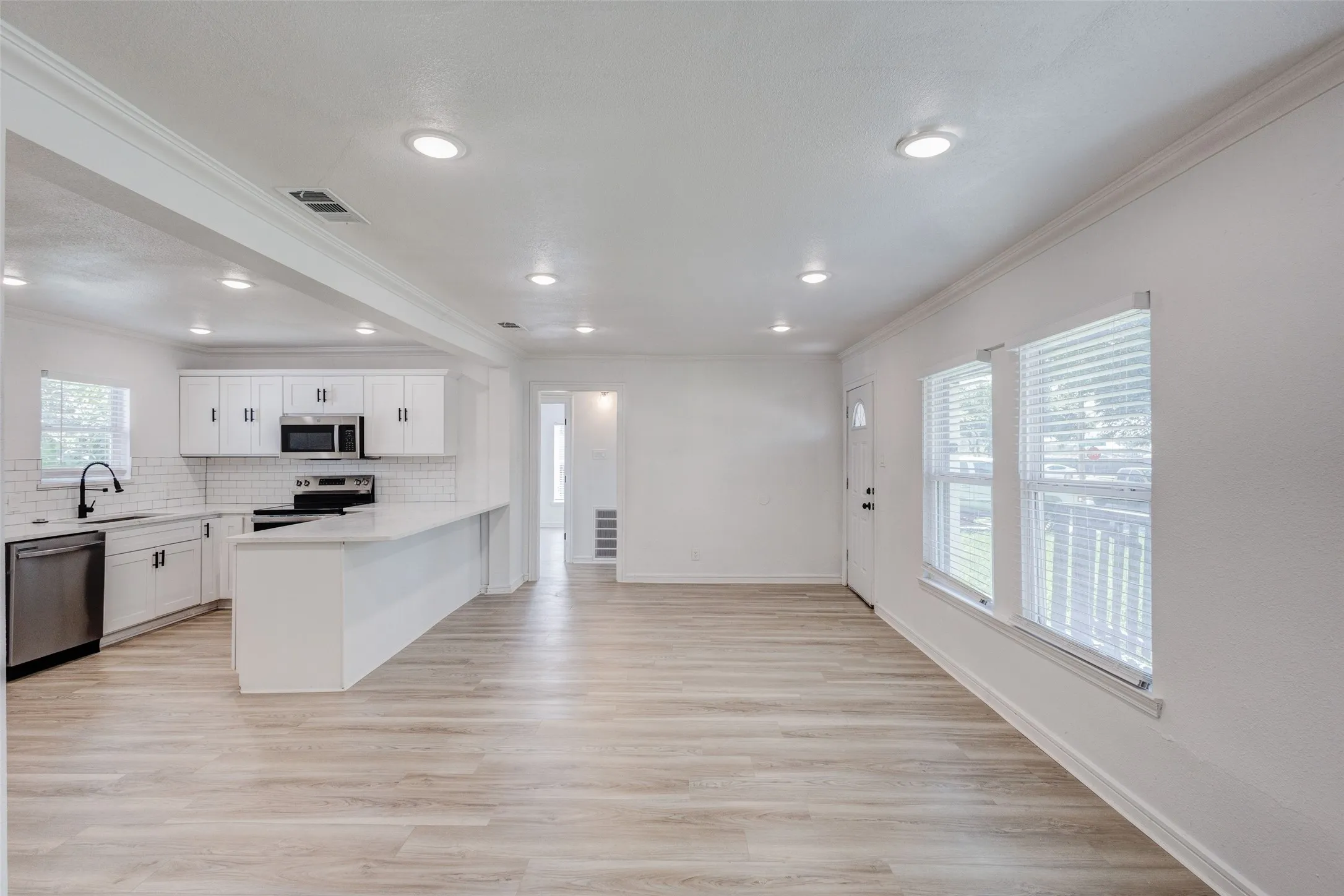 Single Family Residence For Sale in Dallas County , 805 Crockett Street, Garland, Texas 75040, 3 Bedroom, 2 Bathroom, Garage spaces, 1,487 Sqft, built in 1954, mls#21373349, Real Estate Agent in Garland, Homes For Sale in Dallas county, Homes For Sale in Garland, Realtor in Garland Texas, Real Estate Brokerage Independent Realty Texas, Luminita Cordes Realtor