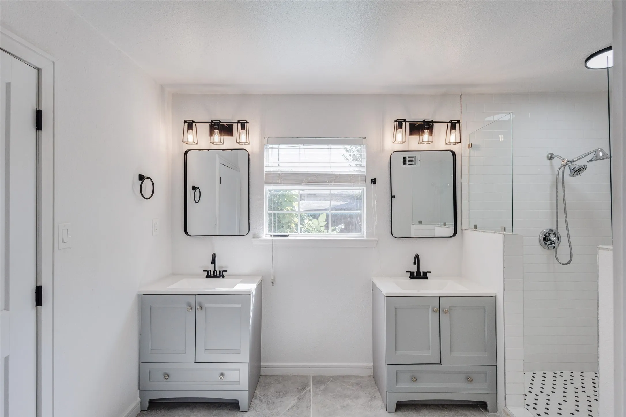 Single Family Residence For Sale in Dallas County , 805 Crockett Street, Garland, Texas 75040, 3 Bedroom, 2 Bathroom, Garage spaces, 1,487 Sqft, built in 1954, mls#21373349, Real Estate Agent in Garland, Homes For Sale in Dallas county, Homes For Sale in Garland, Realtor in Garland Texas, Real Estate Brokerage Independent Realty Texas, Luminita Cordes Realtor