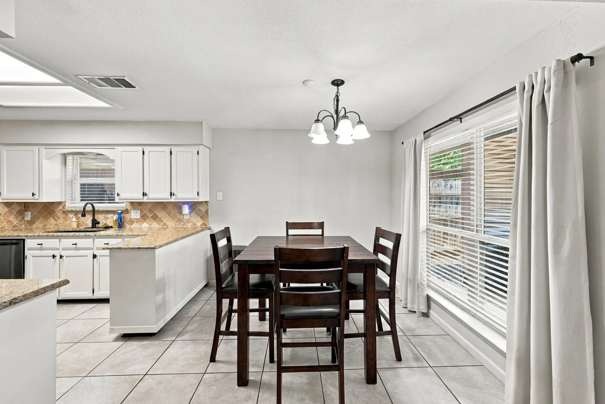 Single Family Residence For Sale in Tarrant County , 733 Montvale Drive, Mansfield, Texas 76063, 3 Bedroom, 2 Bathroom, 2 Garage spaces, 1,666 Sqft, built in 1983, mls#21386229, Real Estate Agent in Mansfield, Homes For Sale in Tarrant county, Homes For Sale in Mansfield, Realtor in Mansfield Texas, Real Estate Brokerage Independent Realty Texas, Luminita Cordes Realtor