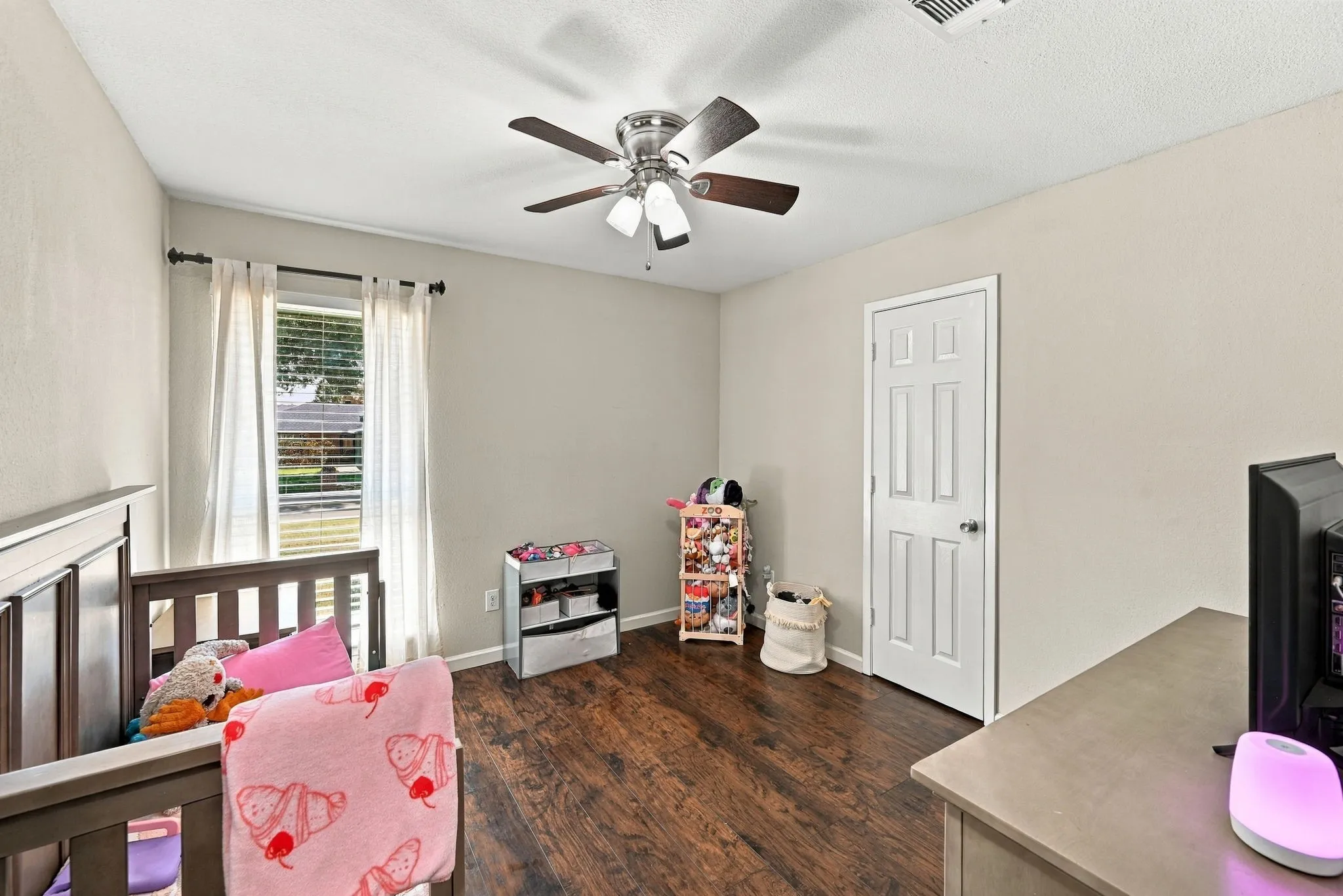 Single Family Residence For Sale in Tarrant County , 733 Montvale Drive, Mansfield, Texas 76063, 3 Bedroom, 2 Bathroom, 2 Garage spaces, 1,666 Sqft, built in 1983, mls#21386229, Real Estate Agent in Mansfield, Homes For Sale in Tarrant county, Homes For Sale in Mansfield, Realtor in Mansfield Texas, Real Estate Brokerage Independent Realty Texas, Luminita Cordes Realtor