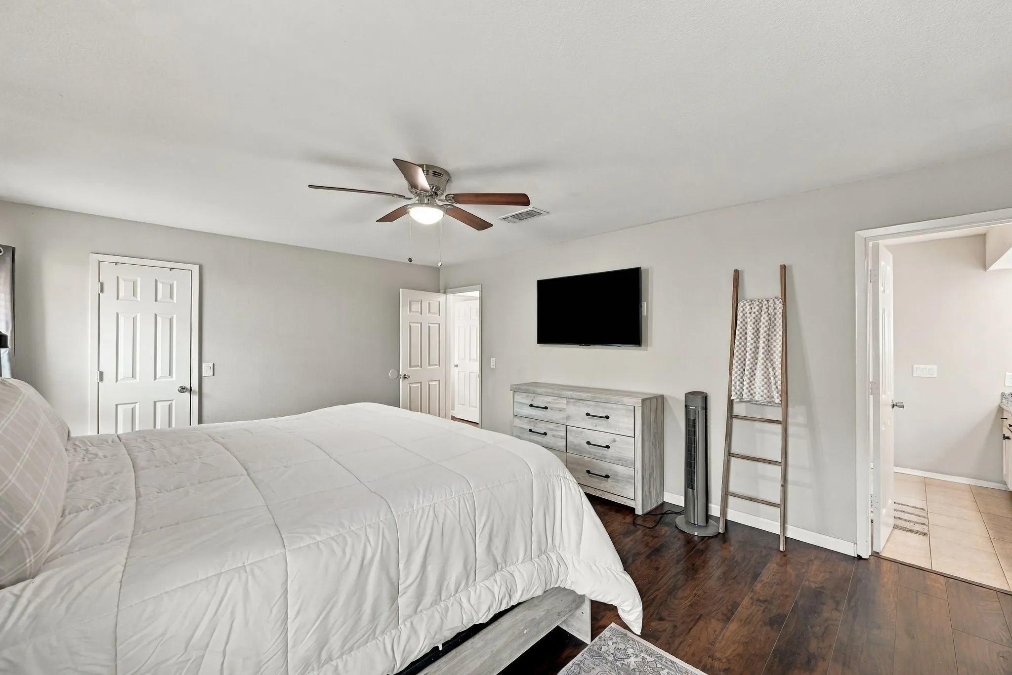 Single Family Residence For Sale in Tarrant County , 733 Montvale Drive, Mansfield, Texas 76063, 3 Bedroom, 2 Bathroom, 2 Garage spaces, 1,666 Sqft, built in 1983, mls#21386229, Real Estate Agent in Mansfield, Homes For Sale in Tarrant county, Homes For Sale in Mansfield, Realtor in Mansfield Texas, Real Estate Brokerage Independent Realty Texas, Luminita Cordes Realtor