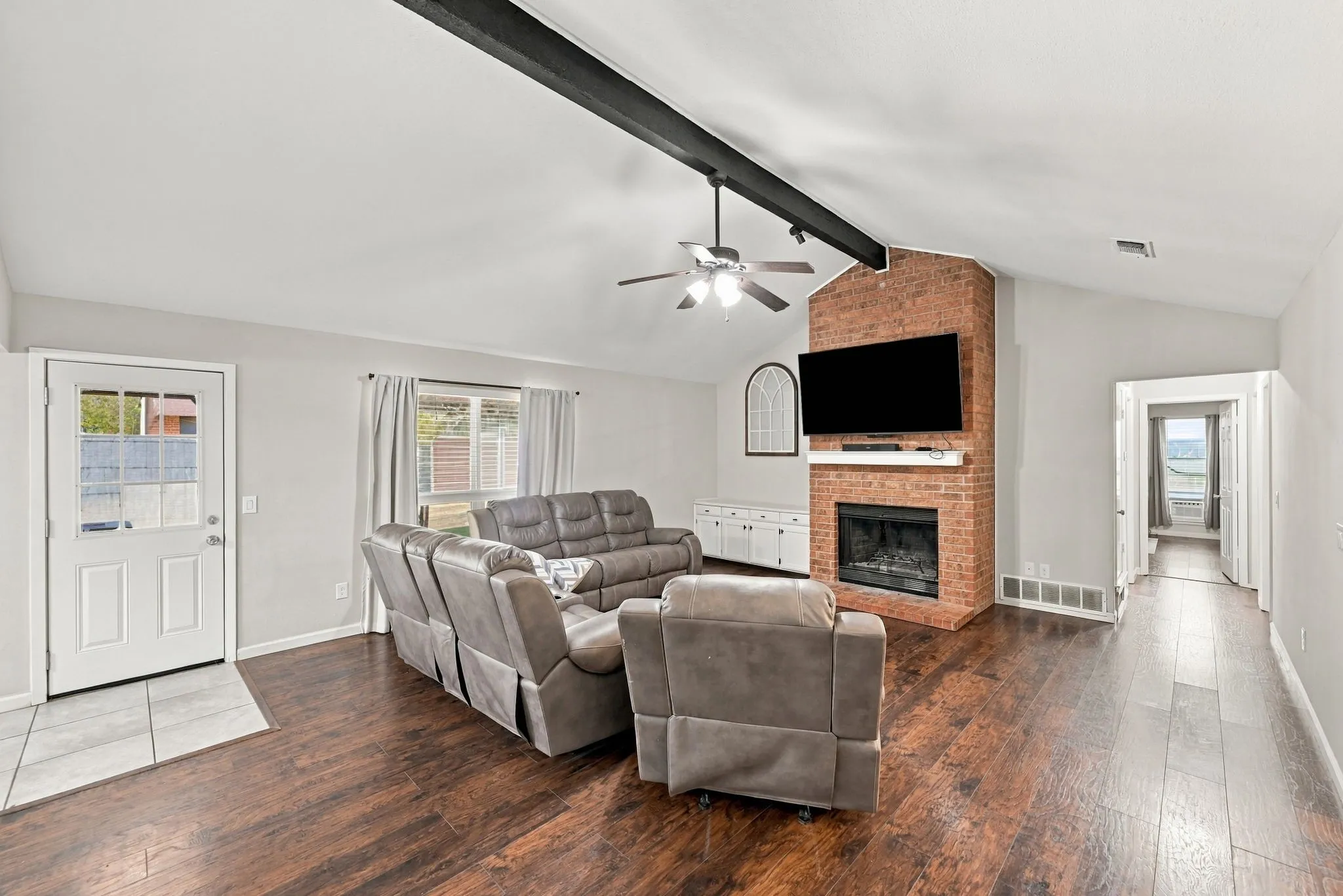 Single Family Residence For Sale in Tarrant County , 733 Montvale Drive, Mansfield, Texas 76063, 3 Bedroom, 2 Bathroom, 2 Garage spaces, 1,666 Sqft, built in 1983, mls#21386229, Real Estate Agent in Mansfield, Homes For Sale in Tarrant county, Homes For Sale in Mansfield, Realtor in Mansfield Texas, Real Estate Brokerage Independent Realty Texas, Luminita Cordes Realtor