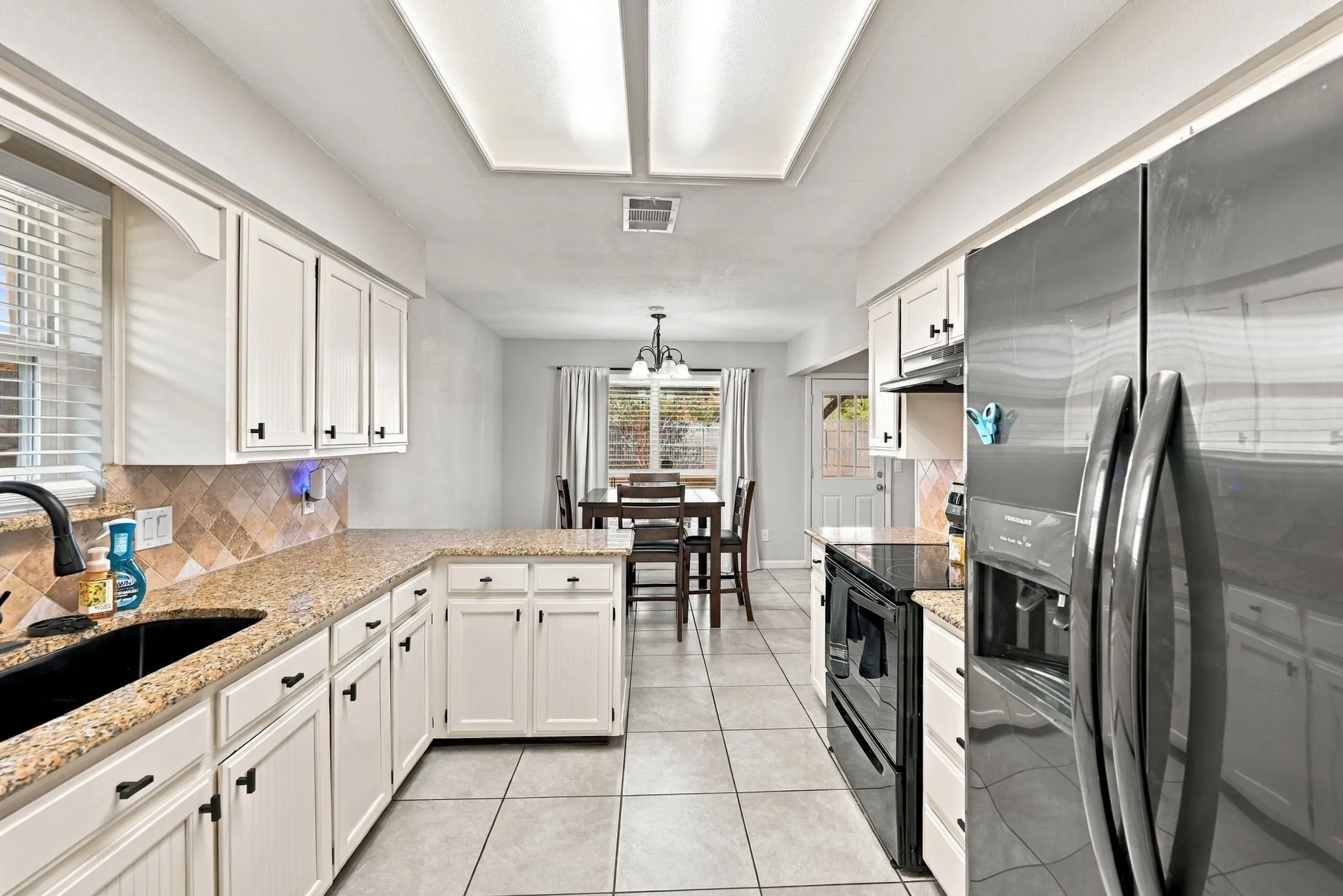 Single Family Residence For Sale in Tarrant County , 733 Montvale Drive, Mansfield, Texas 76063, 3 Bedroom, 2 Bathroom, 2 Garage spaces, 1,666 Sqft, built in 1983, mls#21386229, Real Estate Agent in Mansfield, Homes For Sale in Tarrant county, Homes For Sale in Mansfield, Realtor in Mansfield Texas, Real Estate Brokerage Independent Realty Texas, Luminita Cordes Realtor