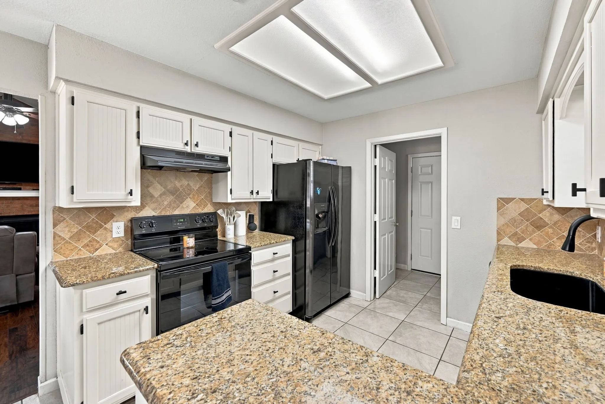Single Family Residence For Sale in Tarrant County , 733 Montvale Drive, Mansfield, Texas 76063, 3 Bedroom, 2 Bathroom, 2 Garage spaces, 1,666 Sqft, built in 1983, mls#21386229, Real Estate Agent in Mansfield, Homes For Sale in Tarrant county, Homes For Sale in Mansfield, Realtor in Mansfield Texas, Real Estate Brokerage Independent Realty Texas, Luminita Cordes Realtor
