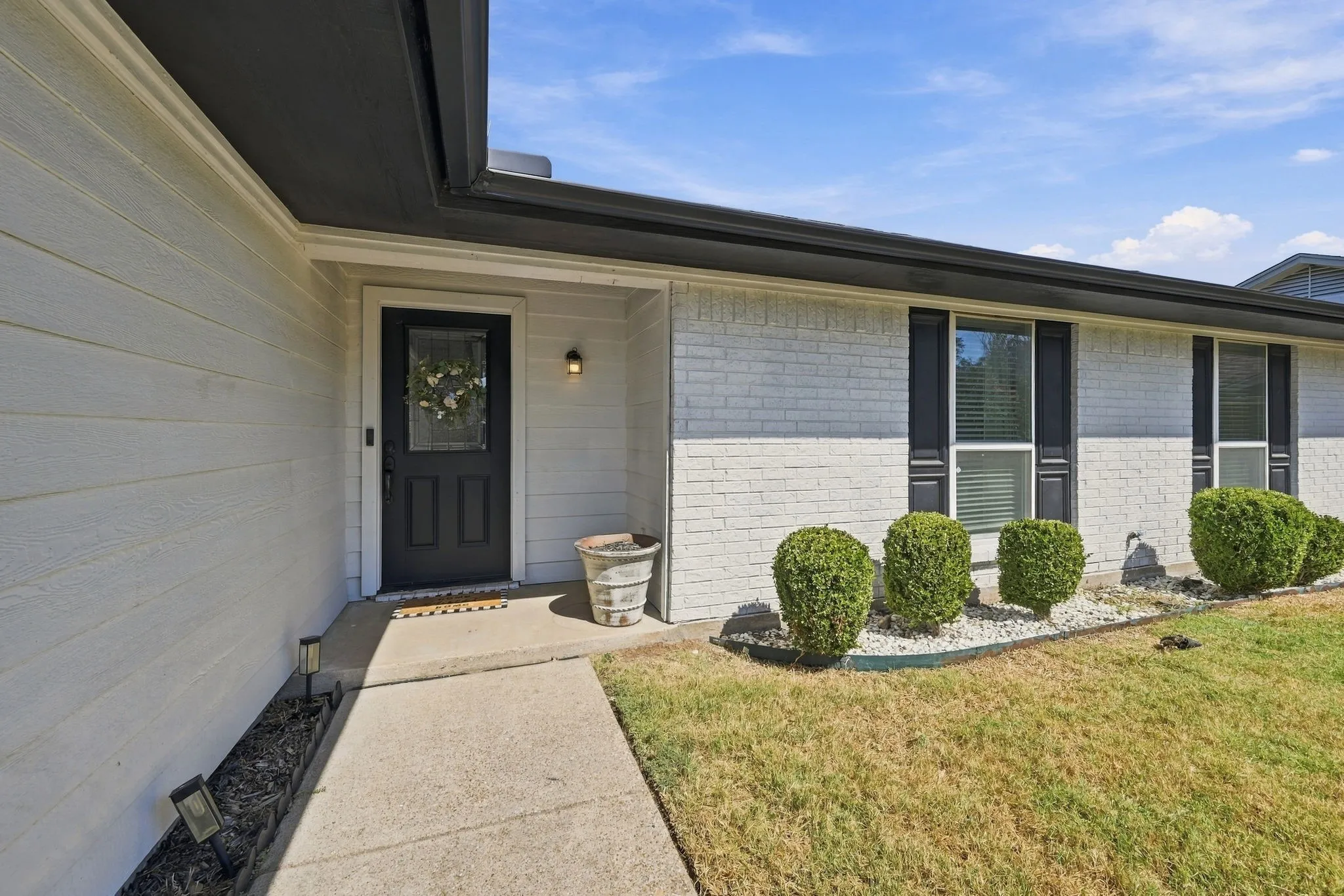 Single Family Residence For Sale in Tarrant County , 733 Montvale Drive, Mansfield, Texas 76063, 3 Bedroom, 2 Bathroom, 2 Garage spaces, 1,666 Sqft, built in 1983, mls#21386229, Real Estate Agent in Mansfield, Homes For Sale in Tarrant county, Homes For Sale in Mansfield, Realtor in Mansfield Texas, Real Estate Brokerage Independent Realty Texas, Luminita Cordes Realtor