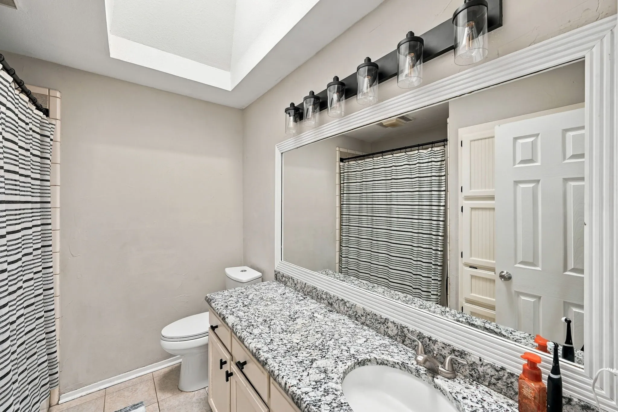 Single Family Residence For Sale in Tarrant County , 733 Montvale Drive, Mansfield, Texas 76063, 3 Bedroom, 2 Bathroom, 2 Garage spaces, 1,666 Sqft, built in 1983, mls#21386229, Real Estate Agent in Mansfield, Homes For Sale in Tarrant county, Homes For Sale in Mansfield, Realtor in Mansfield Texas, Real Estate Brokerage Independent Realty Texas, Luminita Cordes Realtor