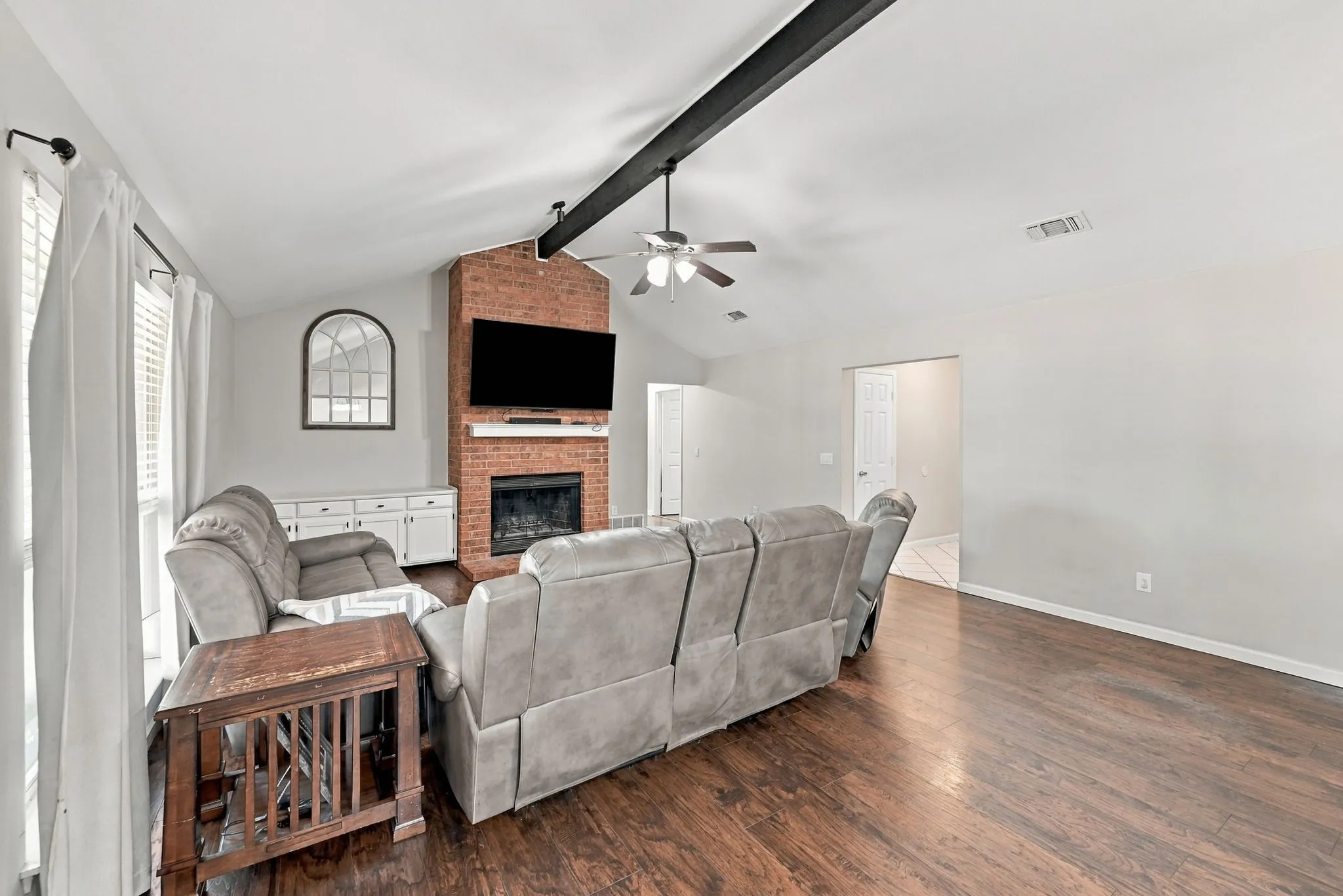 Single Family Residence For Sale in Tarrant County , 733 Montvale Drive, Mansfield, Texas 76063, 3 Bedroom, 2 Bathroom, 2 Garage spaces, 1,666 Sqft, built in 1983, mls#21386229, Real Estate Agent in Mansfield, Homes For Sale in Tarrant county, Homes For Sale in Mansfield, Realtor in Mansfield Texas, Real Estate Brokerage Independent Realty Texas, Luminita Cordes Realtor