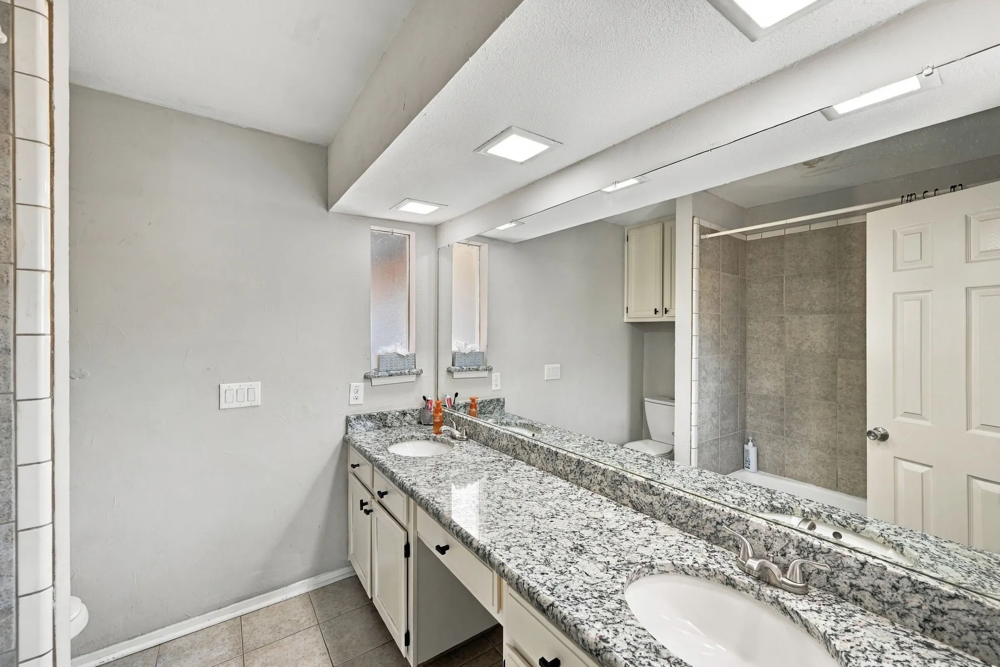 Single Family Residence For Sale in Tarrant County , 733 Montvale Drive, Mansfield, Texas 76063, 3 Bedroom, 2 Bathroom, 2 Garage spaces, 1,666 Sqft, built in 1983, mls#21386229, Real Estate Agent in Mansfield, Homes For Sale in Tarrant county, Homes For Sale in Mansfield, Realtor in Mansfield Texas, Real Estate Brokerage Independent Realty Texas, Luminita Cordes Realtor