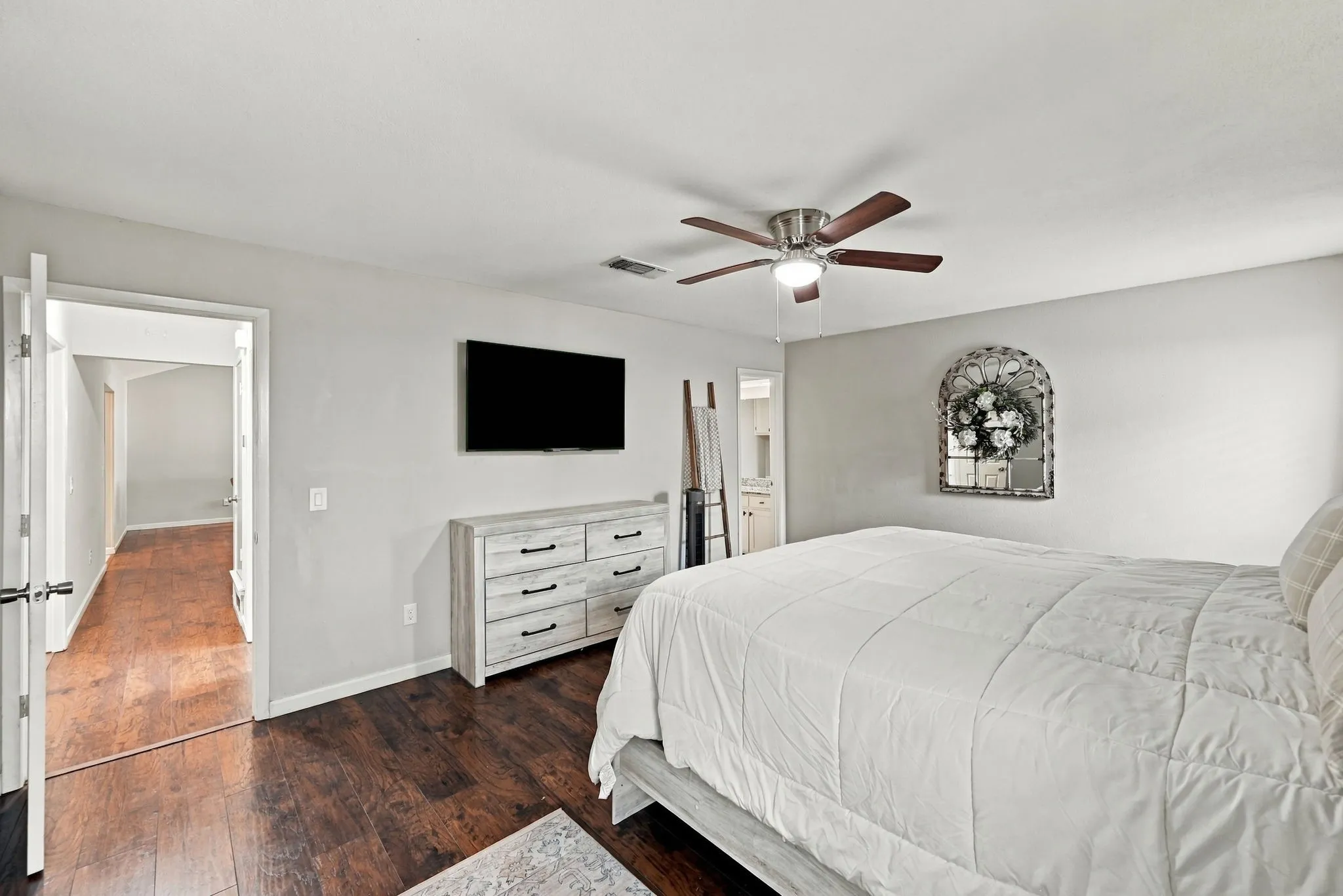 Single Family Residence For Sale in Tarrant County , 733 Montvale Drive, Mansfield, Texas 76063, 3 Bedroom, 2 Bathroom, 2 Garage spaces, 1,666 Sqft, built in 1983, mls#21386229, Real Estate Agent in Mansfield, Homes For Sale in Tarrant county, Homes For Sale in Mansfield, Realtor in Mansfield Texas, Real Estate Brokerage Independent Realty Texas, Luminita Cordes Realtor