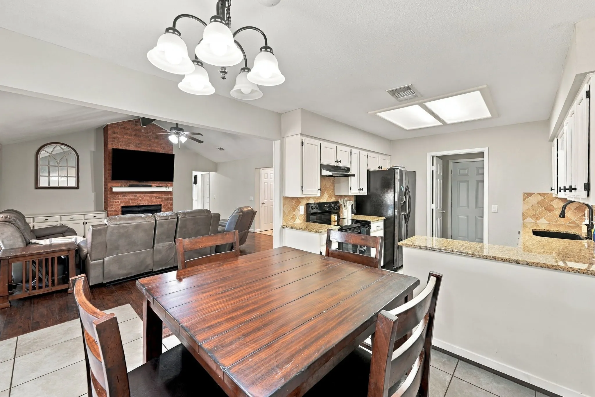 Single Family Residence For Sale in Tarrant County , 733 Montvale Drive, Mansfield, Texas 76063, 3 Bedroom, 2 Bathroom, 2 Garage spaces, 1,666 Sqft, built in 1983, mls#21386229, Real Estate Agent in Mansfield, Homes For Sale in Tarrant county, Homes For Sale in Mansfield, Realtor in Mansfield Texas, Real Estate Brokerage Independent Realty Texas, Luminita Cordes Realtor