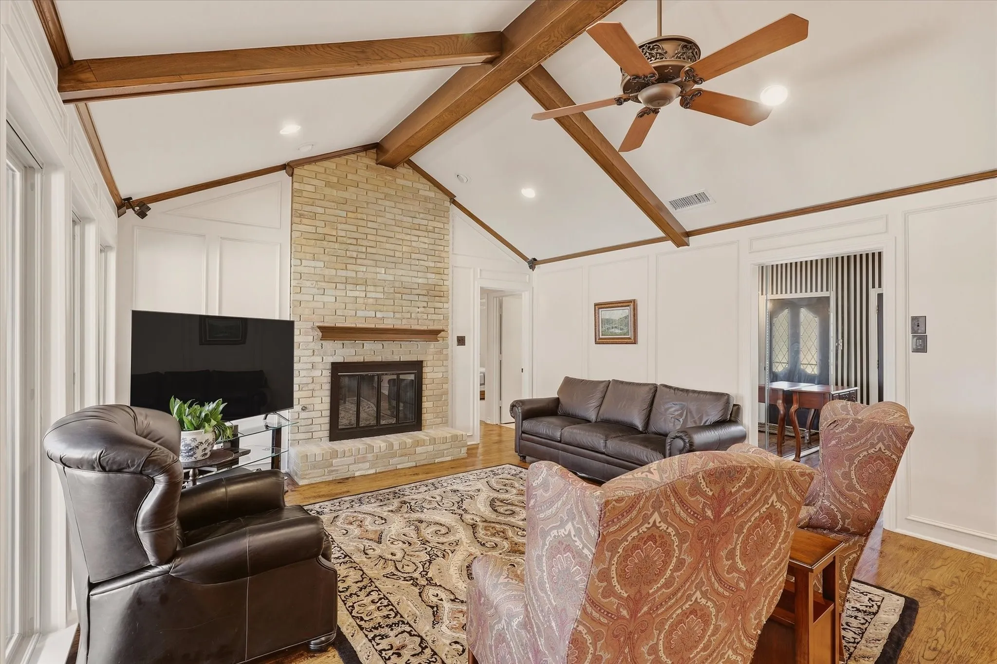 Single Family Residence For Sale in Dallas County , 15922 Windy Meadow Drive, Dallas, Texas 75248, 5 Bedroom, 3 Bathroom, 2 Garage spaces, 2,597 Sqft, built in 1975, mls#21386602, Real Estate Agent in Dallas, Homes For Sale in Dallas county, Homes For Sale in Dallas, Realtor in Dallas Texas, Real Estate Brokerage Independent Realty Texas, Luminita Cordes Realtor