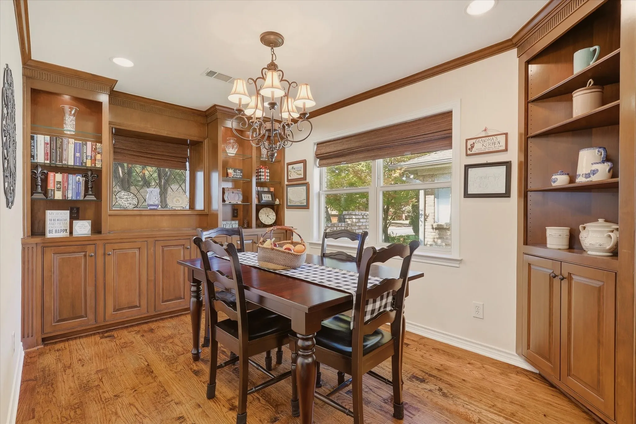 Single Family Residence For Sale in Dallas County , 15922 Windy Meadow Drive, Dallas, Texas 75248, 5 Bedroom, 3 Bathroom, 2 Garage spaces, 2,597 Sqft, built in 1975, mls#21386602, Real Estate Agent in Dallas, Homes For Sale in Dallas county, Homes For Sale in Dallas, Realtor in Dallas Texas, Real Estate Brokerage Independent Realty Texas, Luminita Cordes Realtor