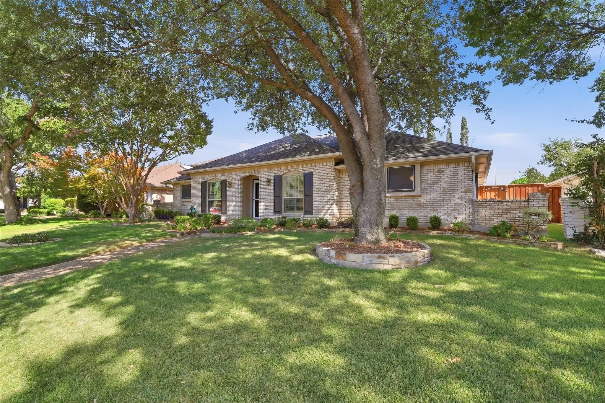 Single Family Residence For Sale in Dallas County , 15922 Windy Meadow Drive, Dallas, Texas 75248, 5 Bedroom, 3 Bathroom, 2 Garage spaces, 2,597 Sqft, built in 1975, mls#21386602, Real Estate Agent in Dallas, Homes For Sale in Dallas county, Homes For Sale in Dallas, Realtor in Dallas Texas, Real Estate Brokerage Independent Realty Texas, Luminita Cordes Realtor