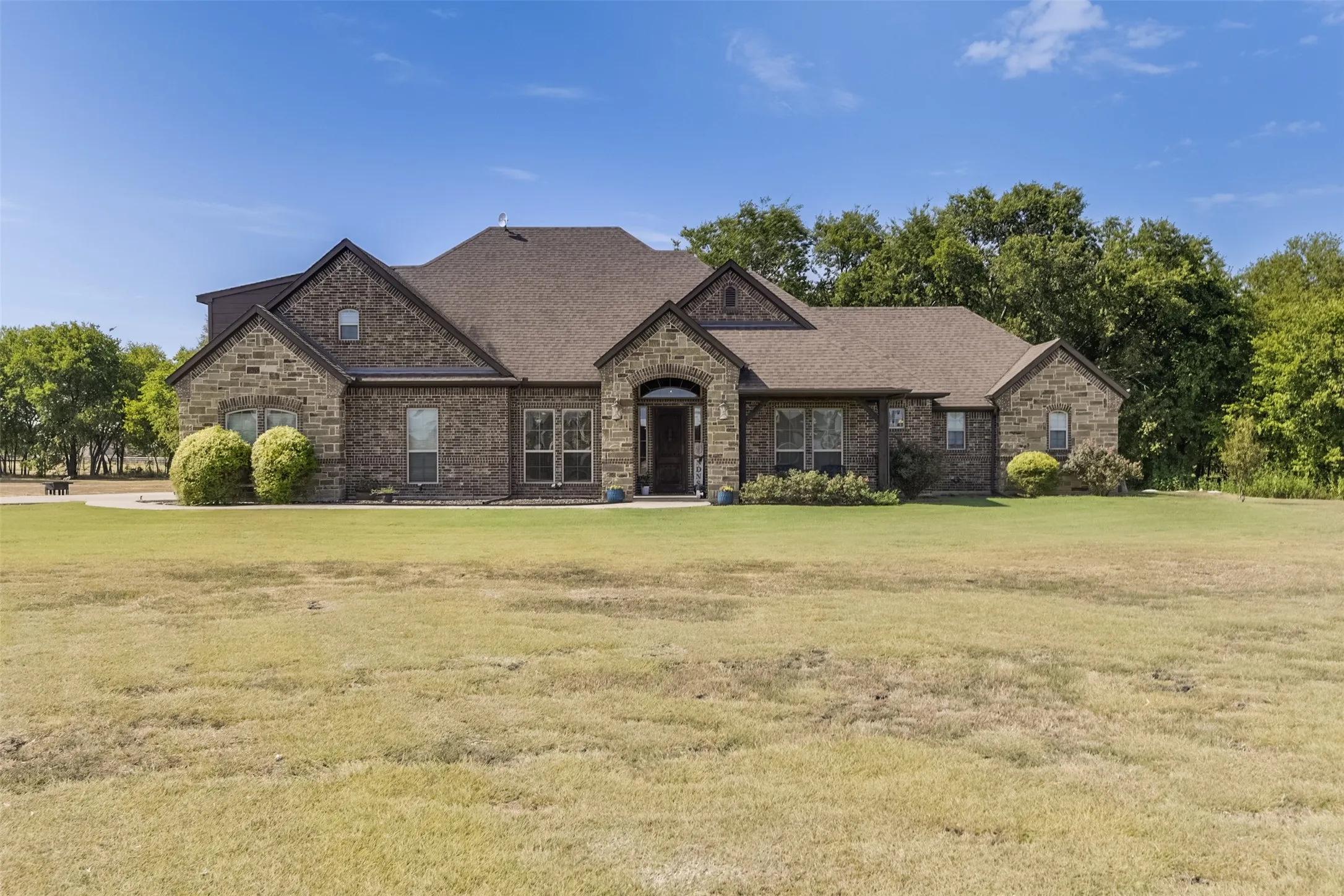 Single Family Residence For Sale in Ellis County , 505 Boz Road, Waxahachie, Texas 75167, 4 Bedroom, 3 Bathroom, 2 Garage spaces, 3,176 Sqft, built in 2015, mls#21384589, Real Estate Agent in Waxahachie, Homes For Sale in Ellis county, Homes For Sale in Waxahachie, Realtor in Waxahachie Texas, Real Estate Brokerage Independent Realty Texas, Luminita Cordes Realtor