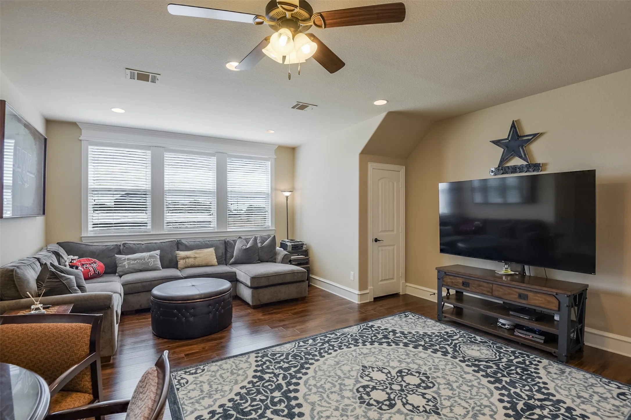 Single Family Residence For Sale in Ellis County , 505 Boz Road, Waxahachie, Texas 75167, 4 Bedroom, 3 Bathroom, 2 Garage spaces, 3,176 Sqft, built in 2015, mls#21384589, Real Estate Agent in Waxahachie, Homes For Sale in Ellis county, Homes For Sale in Waxahachie, Realtor in Waxahachie Texas, Real Estate Brokerage Independent Realty Texas, Luminita Cordes Realtor