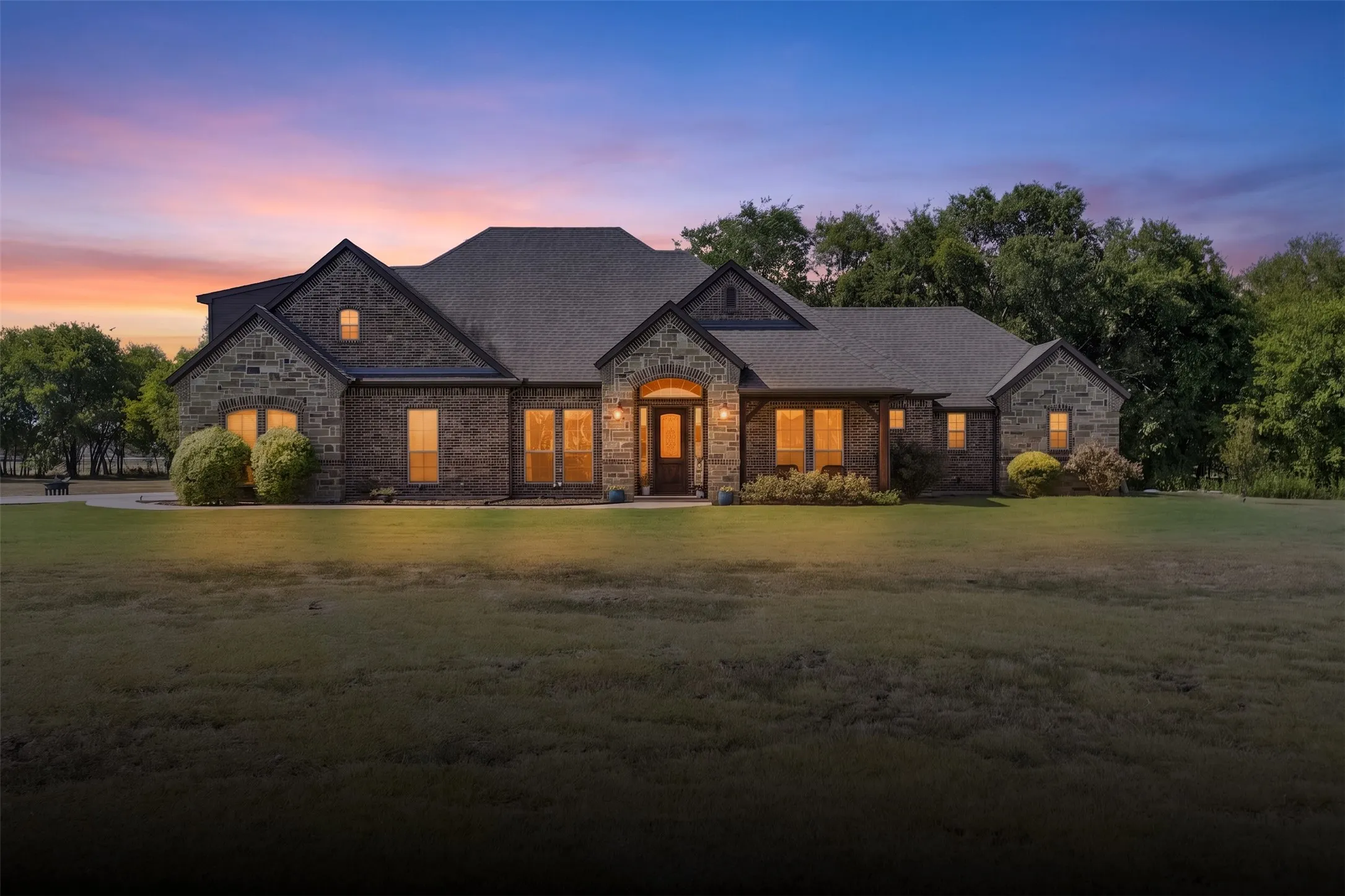 Single Family Residence For Sale in Ellis County , 505 Boz Road, Waxahachie, Texas 75167, 4 Bedroom, 3 Bathroom, 2 Garage spaces, 3,176 Sqft, built in 2015, mls#21384589, Real Estate Agent in Waxahachie, Homes For Sale in Ellis county, Homes For Sale in Waxahachie, Realtor in Waxahachie Texas, Real Estate Brokerage Independent Realty Texas, Luminita Cordes Realtor