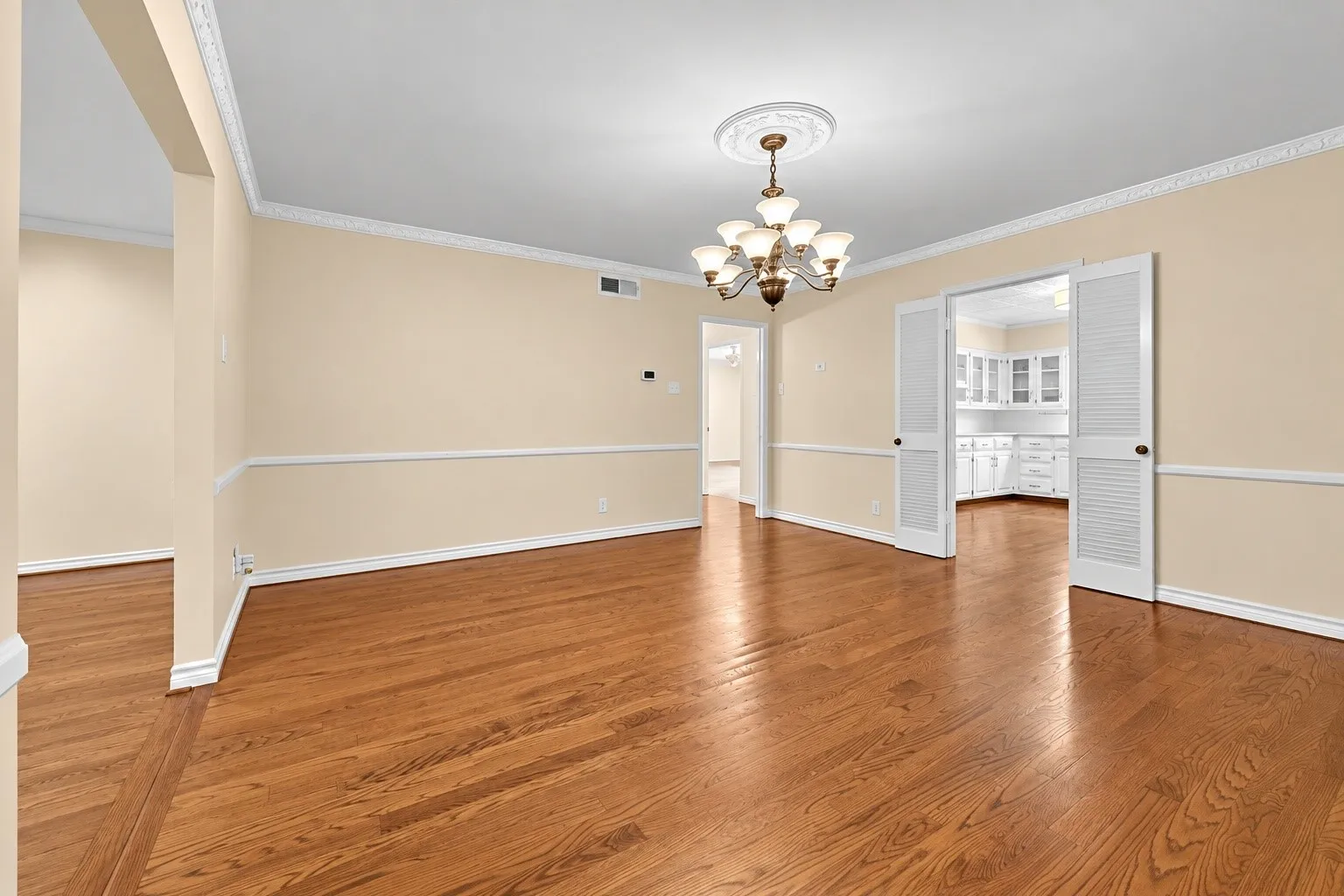 Condominium For Sale in Dallas County , 6234 Bandera Avenue C, Dallas, Texas 75225, 2 Bedroom, 2 Bathroom, Garage spaces, 1,920 Sqft, built in 1958, mls#21386613, Real Estate Agent in Dallas, Homes For Sale in Dallas county, Homes For Sale in Dallas, Realtor in Dallas Texas, Real Estate Brokerage Independent Realty Texas, Luminita Cordes Realtor